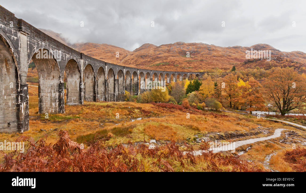 Viaducto de Glenfinnan (Escocia, Harry Potter, ubicación) en otoño Foto de stock