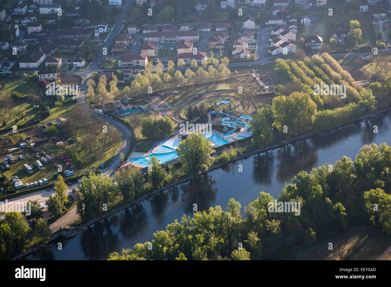 Vista aérea de la piscina situado junto a un río Foto de stock