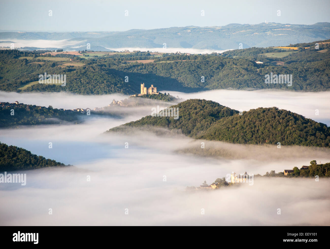 Vista aérea de la aldea medieval de Najac en Francia Foto de stock