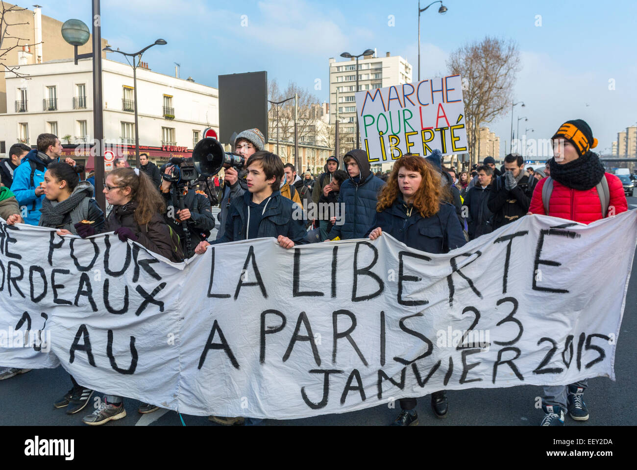 París, Francia. Estudiantes franceses de High Scho-ol marchan desde Burdeos en apoyo del ataque de disparos de 'Charlie Hebdo', muchedumbre adolescentes sosteniendo banderas de protesta, adolescentes protestan por justicia Foto de stock