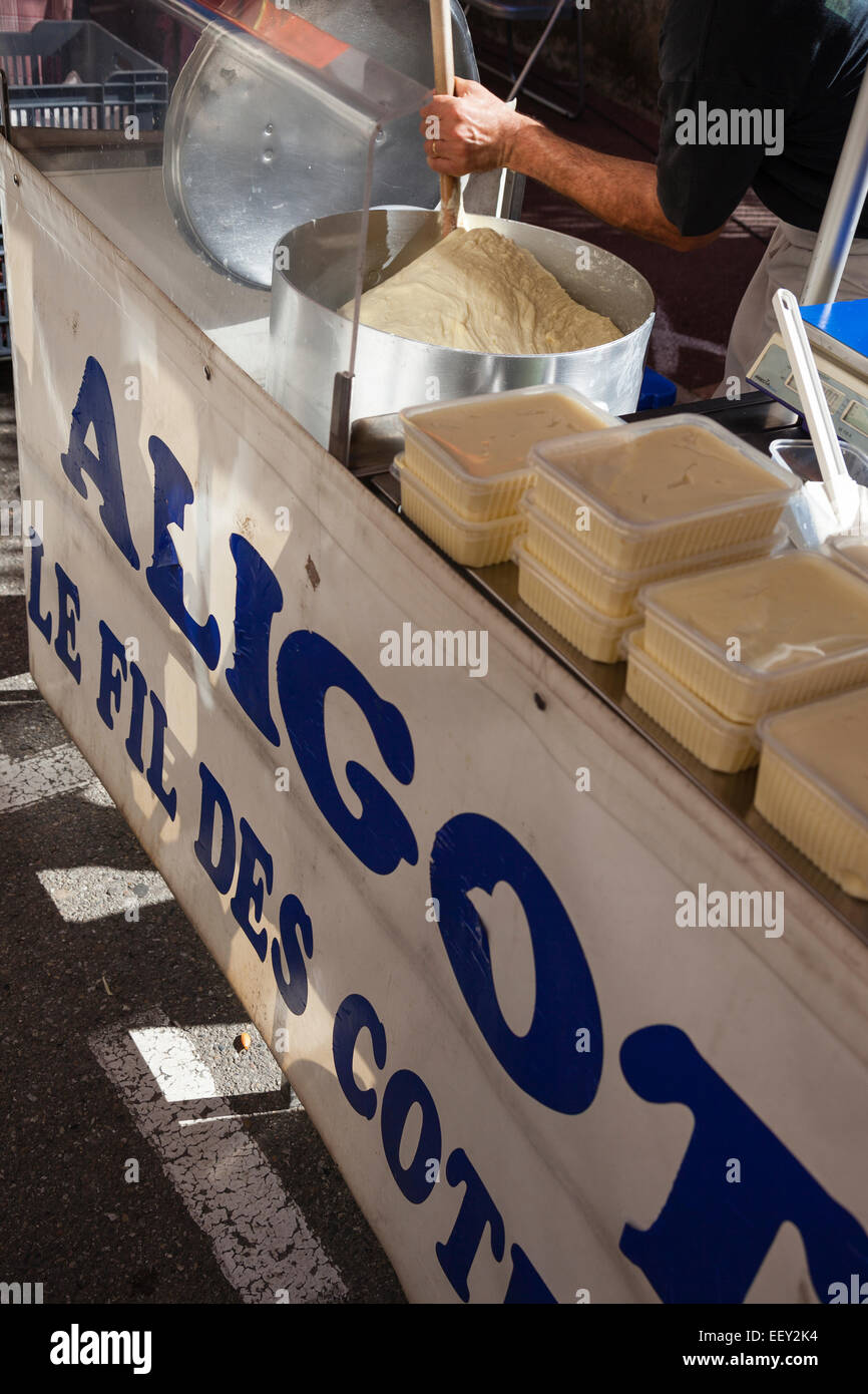 Puesto de venta en el mercado un queso francés Aligot especialidad Foto de stock