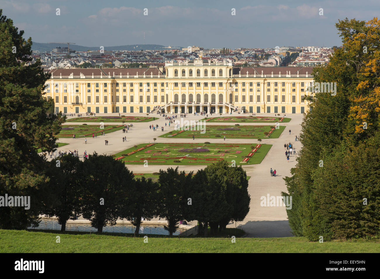 Vista aérea desde la ladera del exterior del Palacio de Schonbrunn en Viena, Austria. Foto de stock