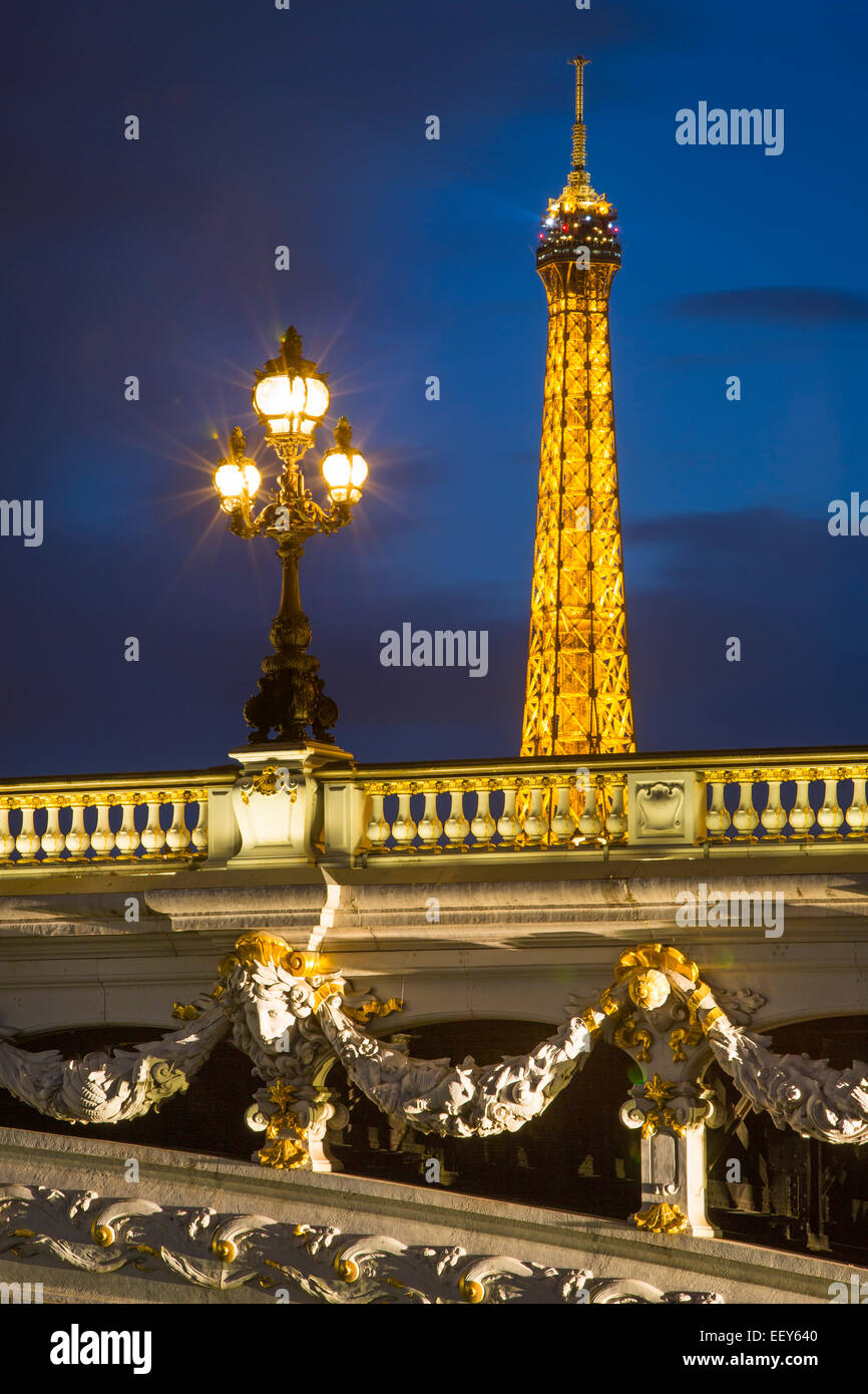 Puente Alexandre III ornamentado con la Torre Eiffel asomándose más allá, París Francia Foto de stock