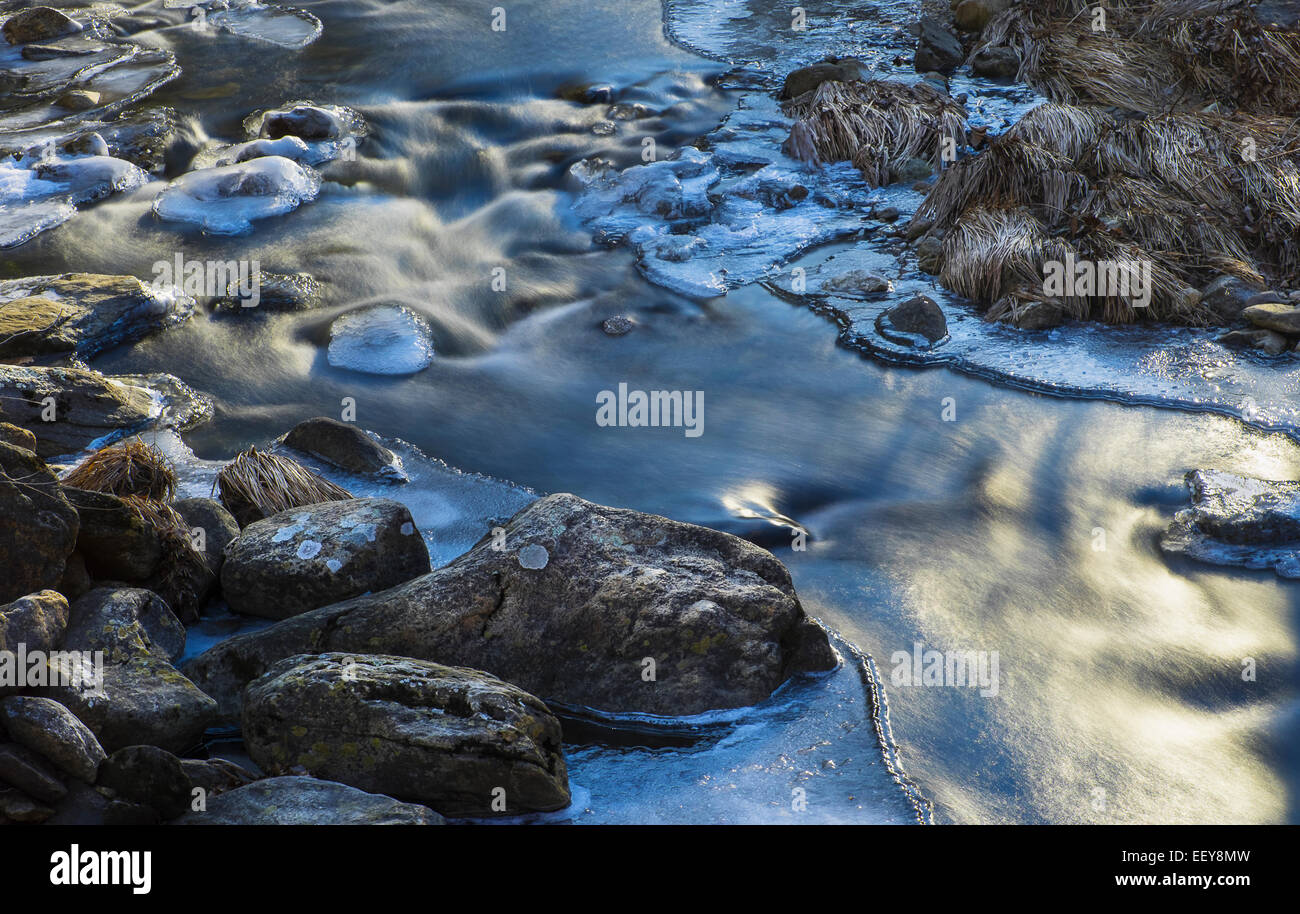 Estados Unidos, Connecticut, Kent, Kent Falls State Park, Arroyo en invierno Foto de stock