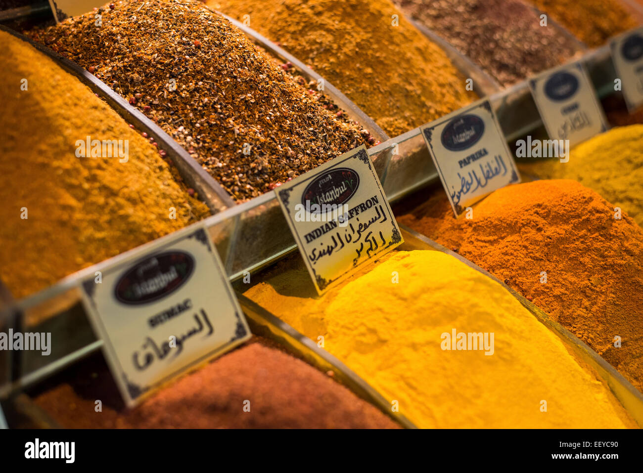 Algunas especias en el Gran Bazar, en Estambul. Foto de stock