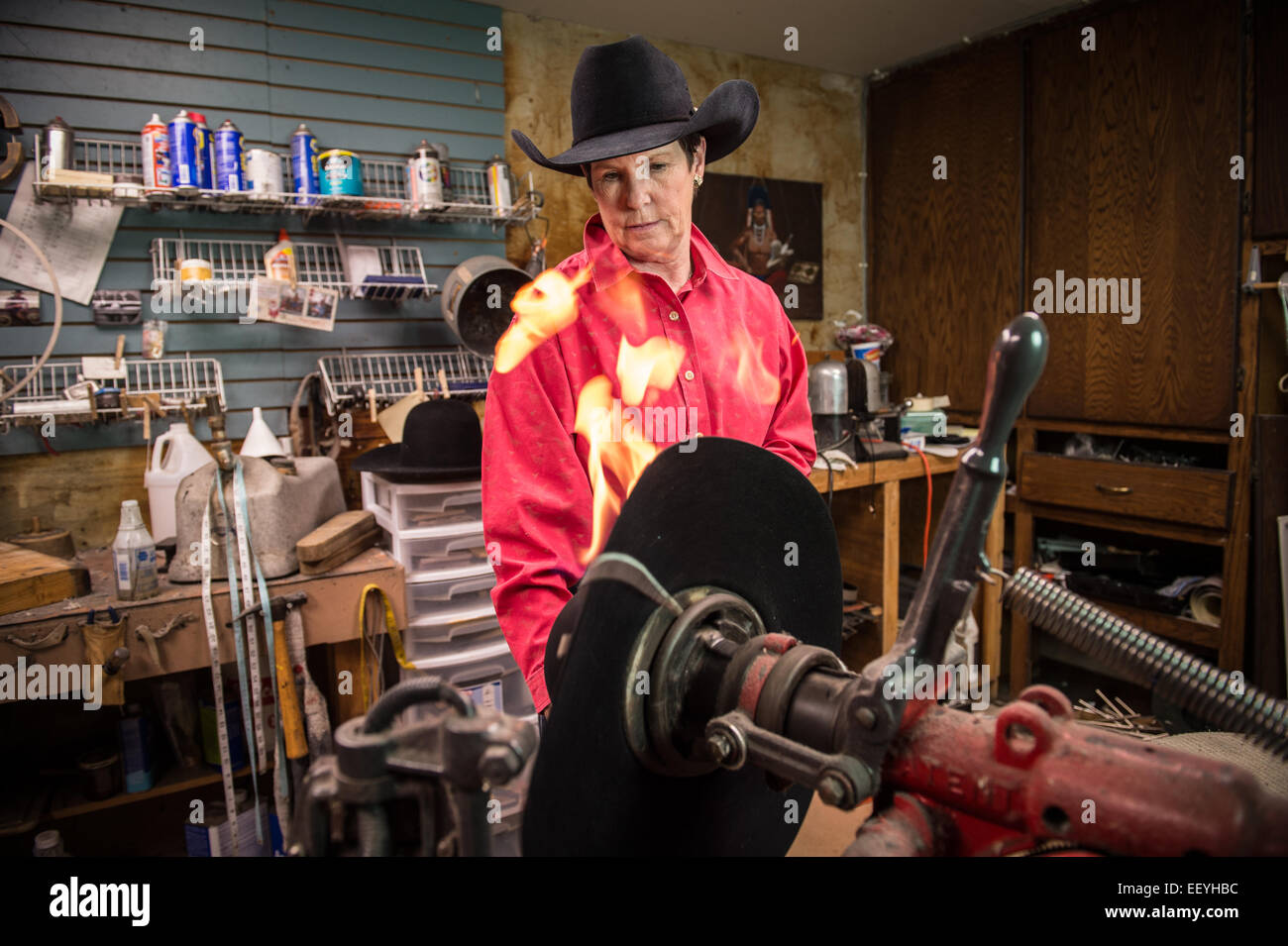 Hat Maker Sheila Kirpatrick exhibe sus famosas creaciones en puentes