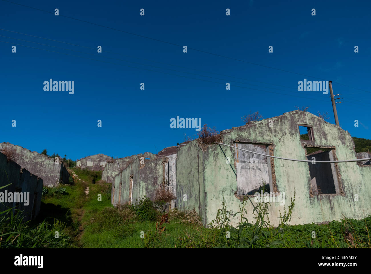 Edificios abandonados de lo que solía ser una instalación de cultivo de hongos en la meseta de Dieng, ubicada en Banjarnegara, Java Central, Indonesia. Foto de stock