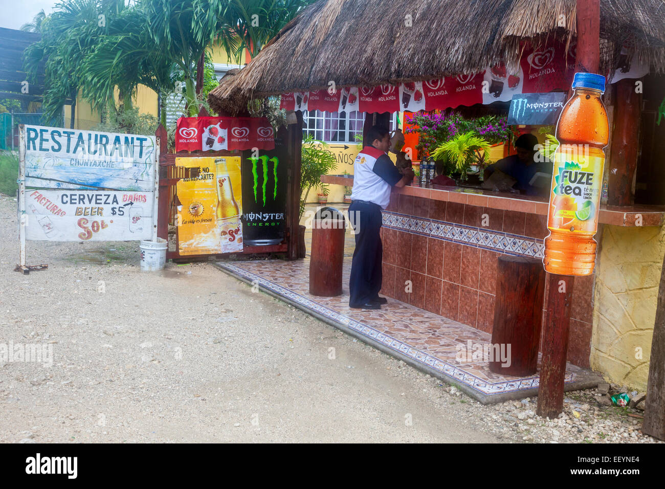 Soporte de refrescos en la carretera cerca de la reserva biosfera Sian Ka'an, Riviera Maya, Yucatán, México. Foto de stock