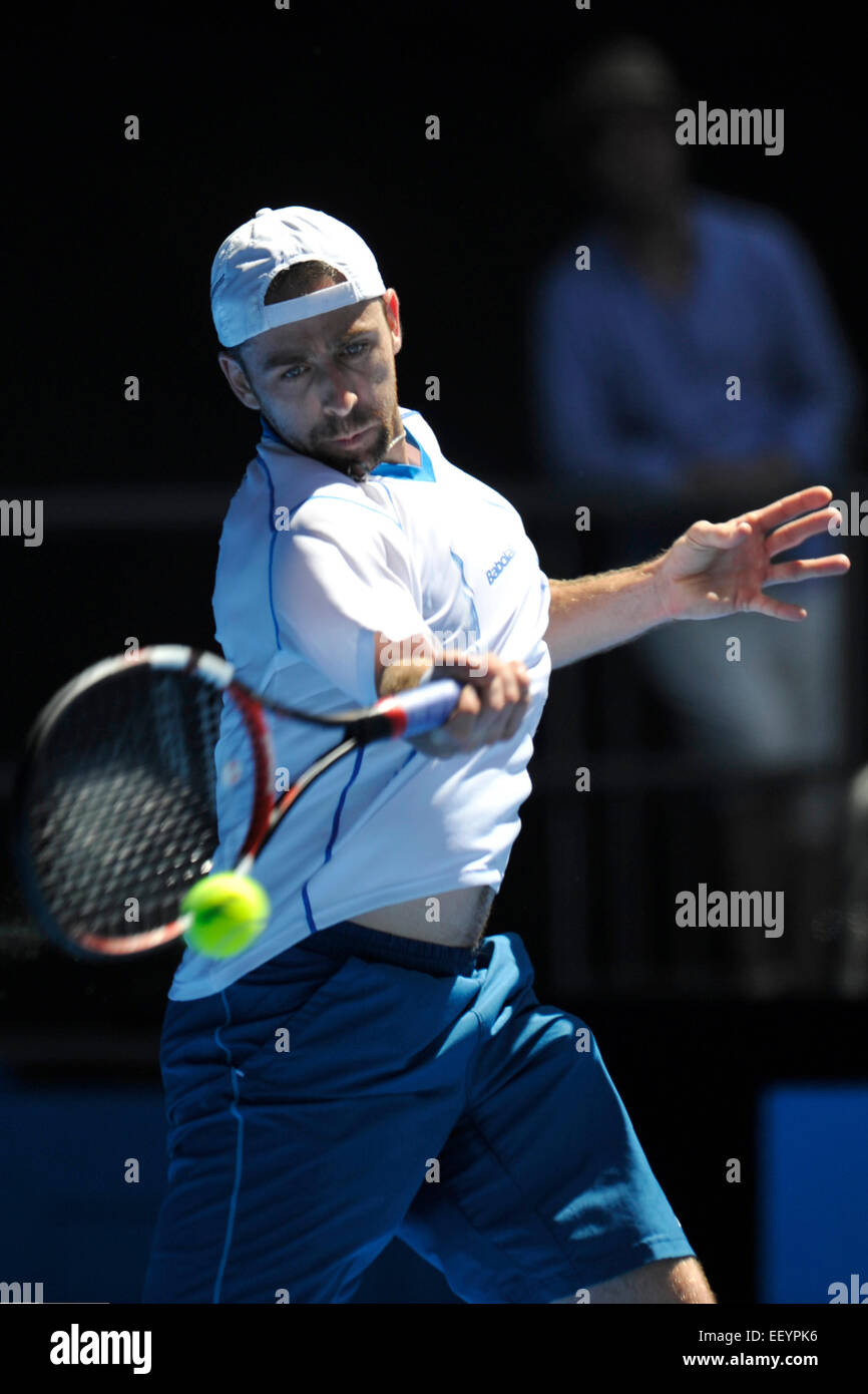 Melbourne, Australia. El 24 de enero de 2015. El Abierto de Australia de tenis en Melbourne Park. Benjamin Becker de Alemania devuelve un disparo en su partido contra Milos Raonic de Canadá en el sexto día del Abierto de Australia 2015 en el Melbourne Park, Melbourne, Australia. Crédito: Además de los deportes de acción Images/Alamy Live News Foto de stock