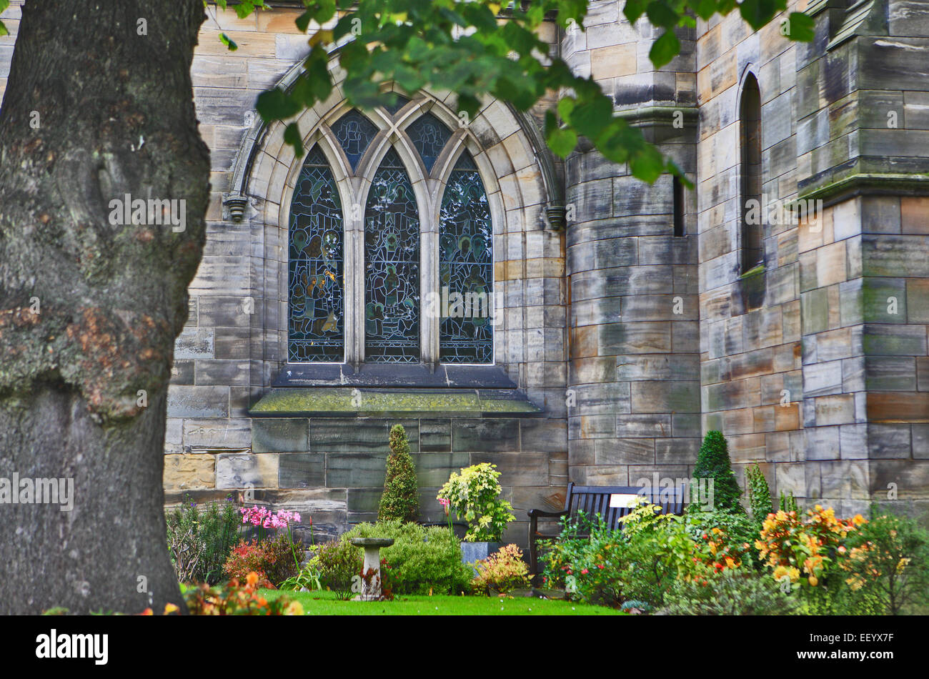 Una de las magníficas vidrieras y los jardines de la Iglesia de la Santísima Trinidad en St Andrews, Escocia. Foto de stock