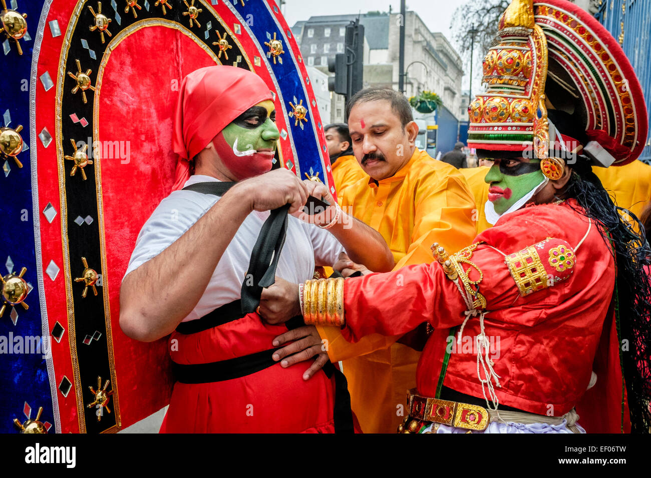 Los participantes en Londres el día de Año Nuevo de 2015 Desfile preparar disfraces Foto de stock