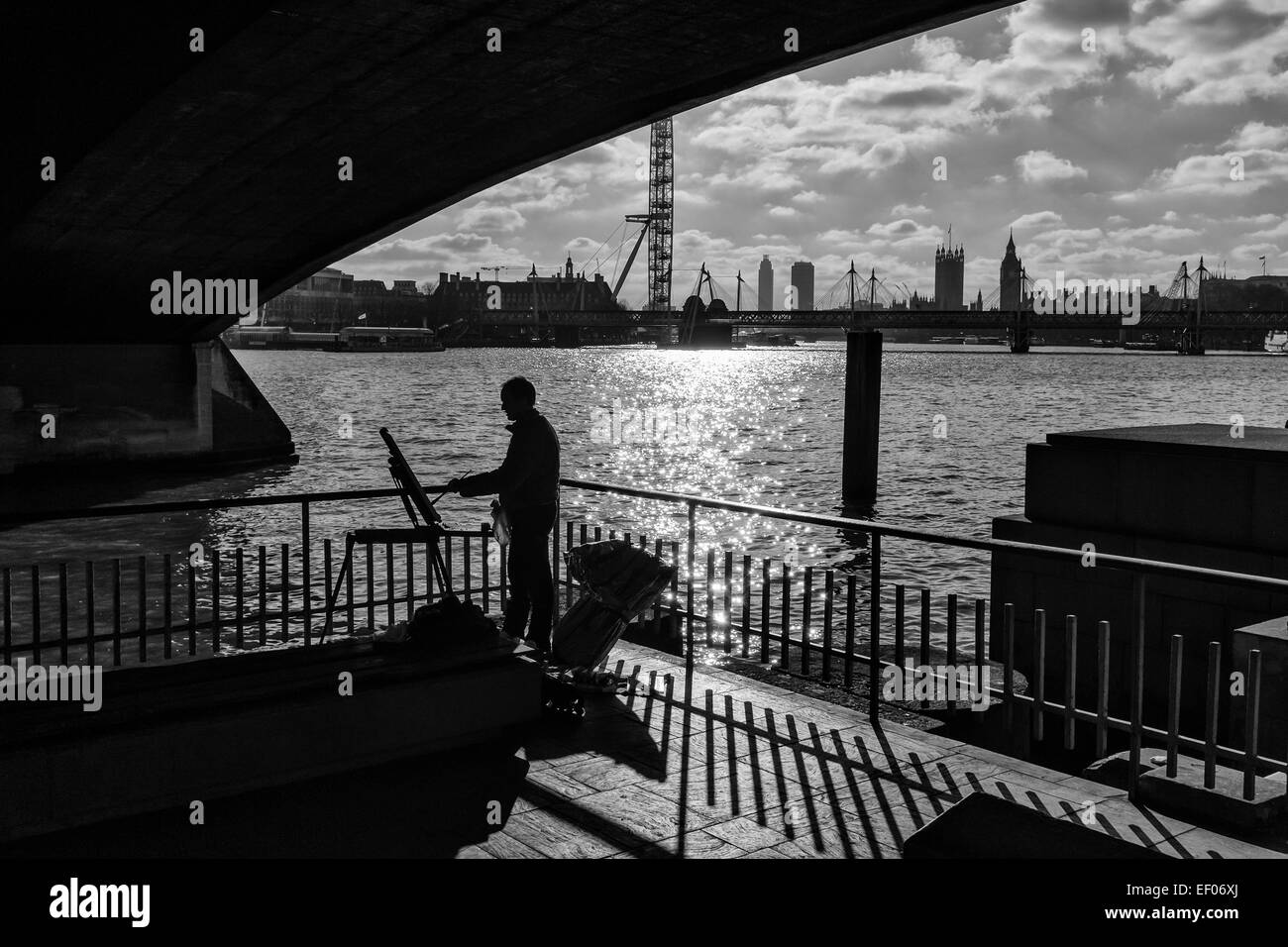 Blanco y negro: silueta de la fotografía de la calle pintando bajo el puente de Waterloo, Londres, Reino Unido. Foto de stock