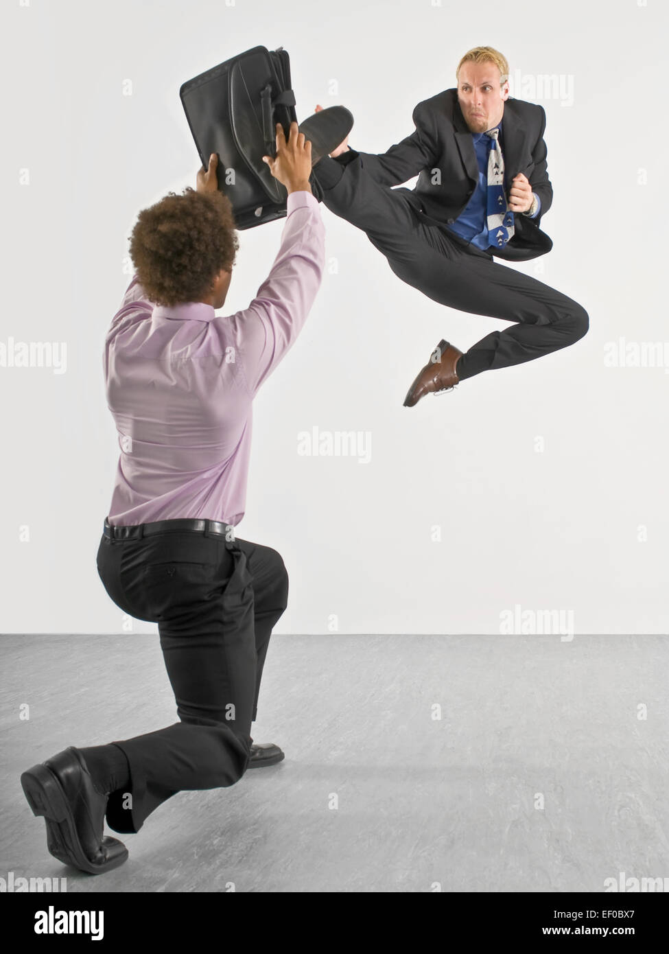Dos personas de negocios combates Foto de stock