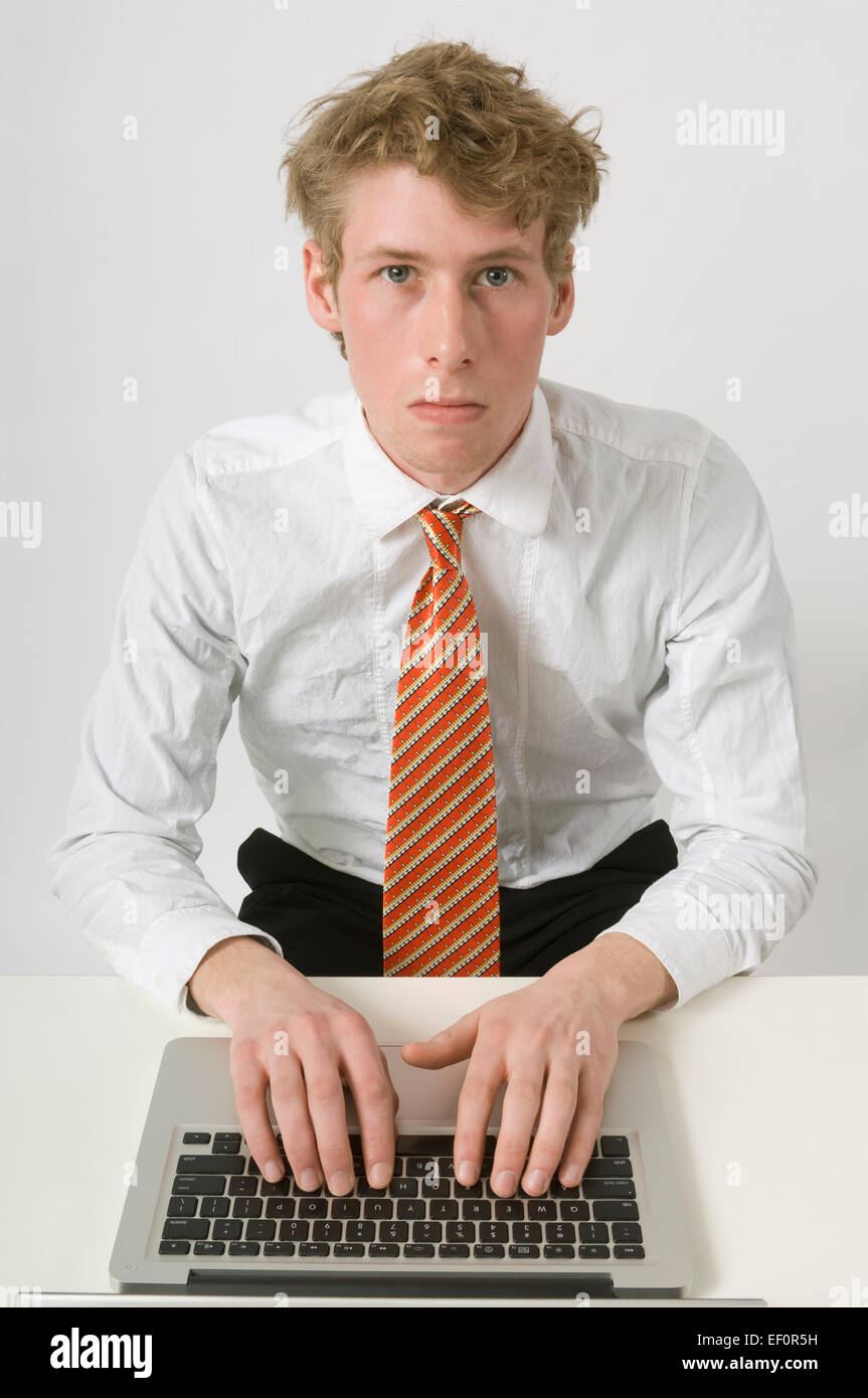 Hombre trabajando con un portátil Foto de stock