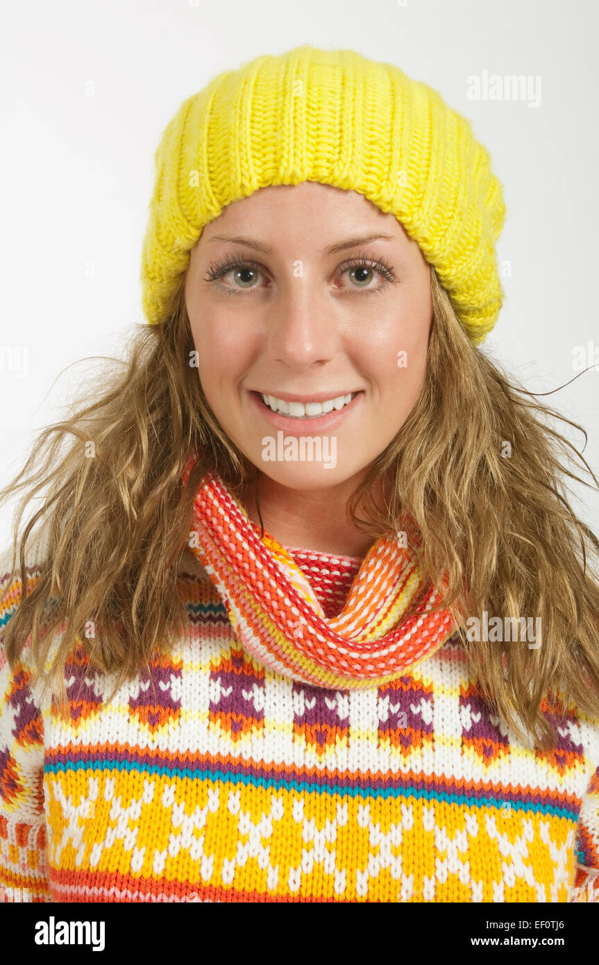 Pretty Woman vistiendo un suéter y sombrero amarillo Foto de stock