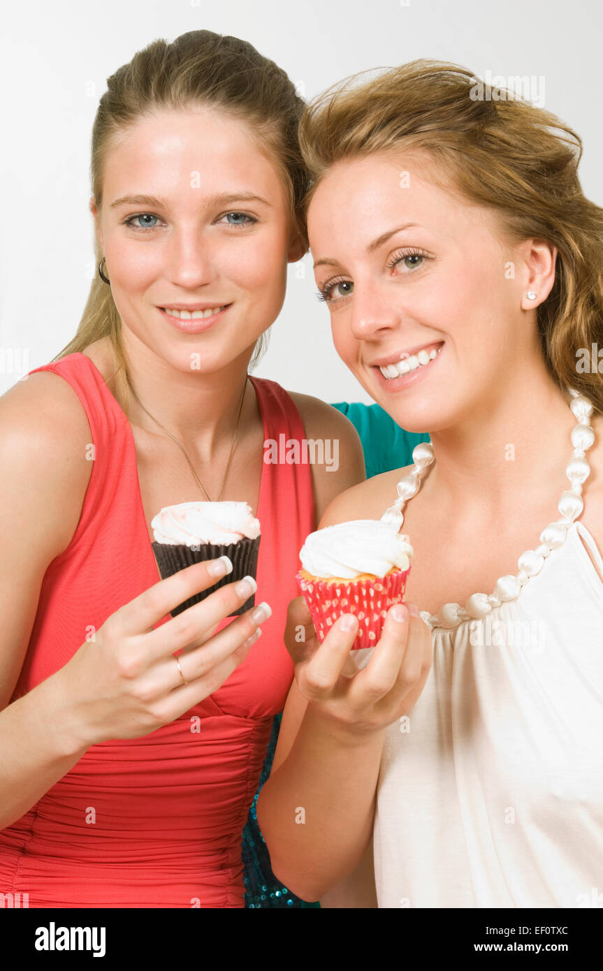 Dos mujeres titulares de pastelitos Foto de stock