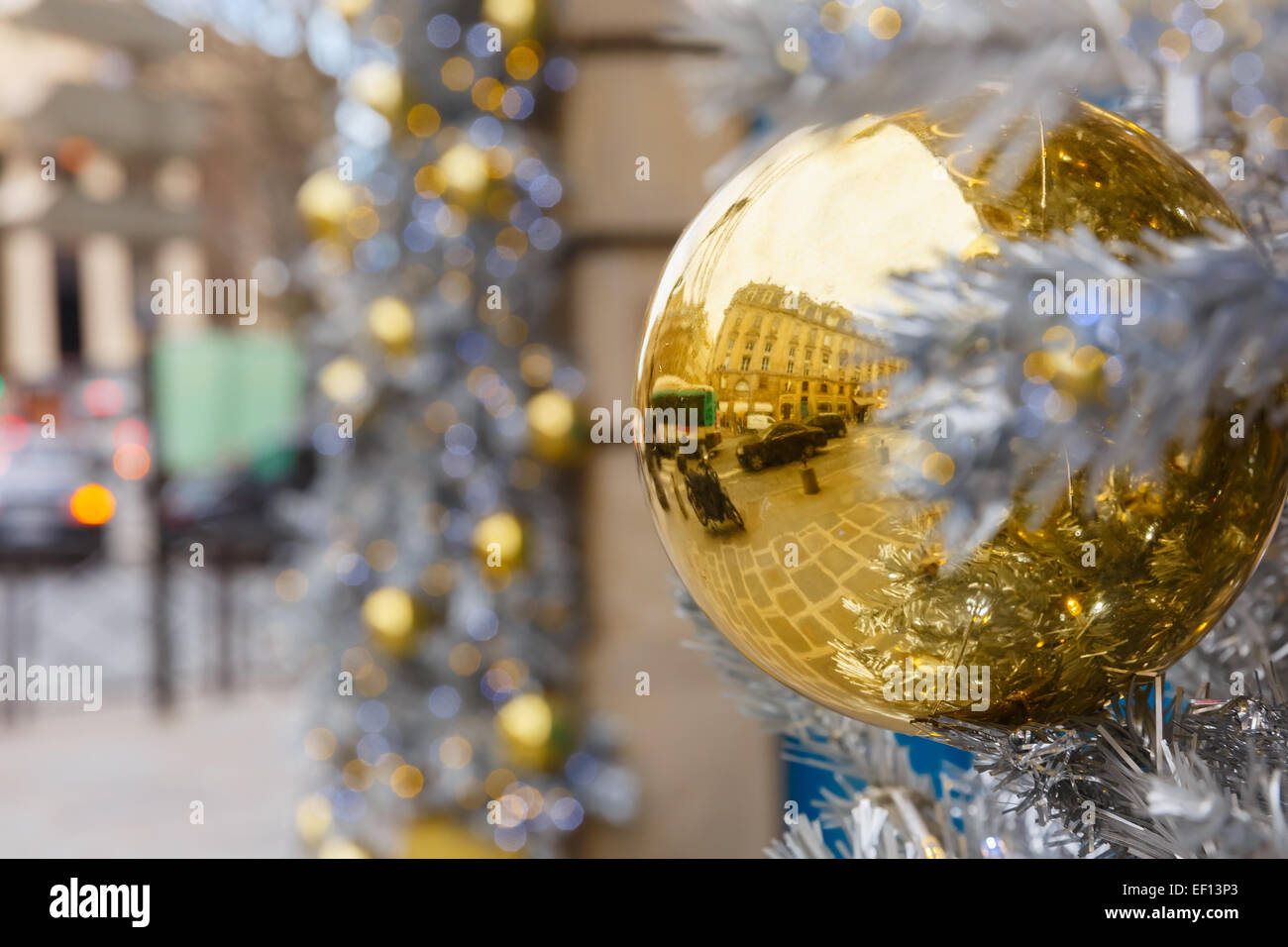 Bola brillante dorado en navidad decorado street en París, Francia Foto de stock