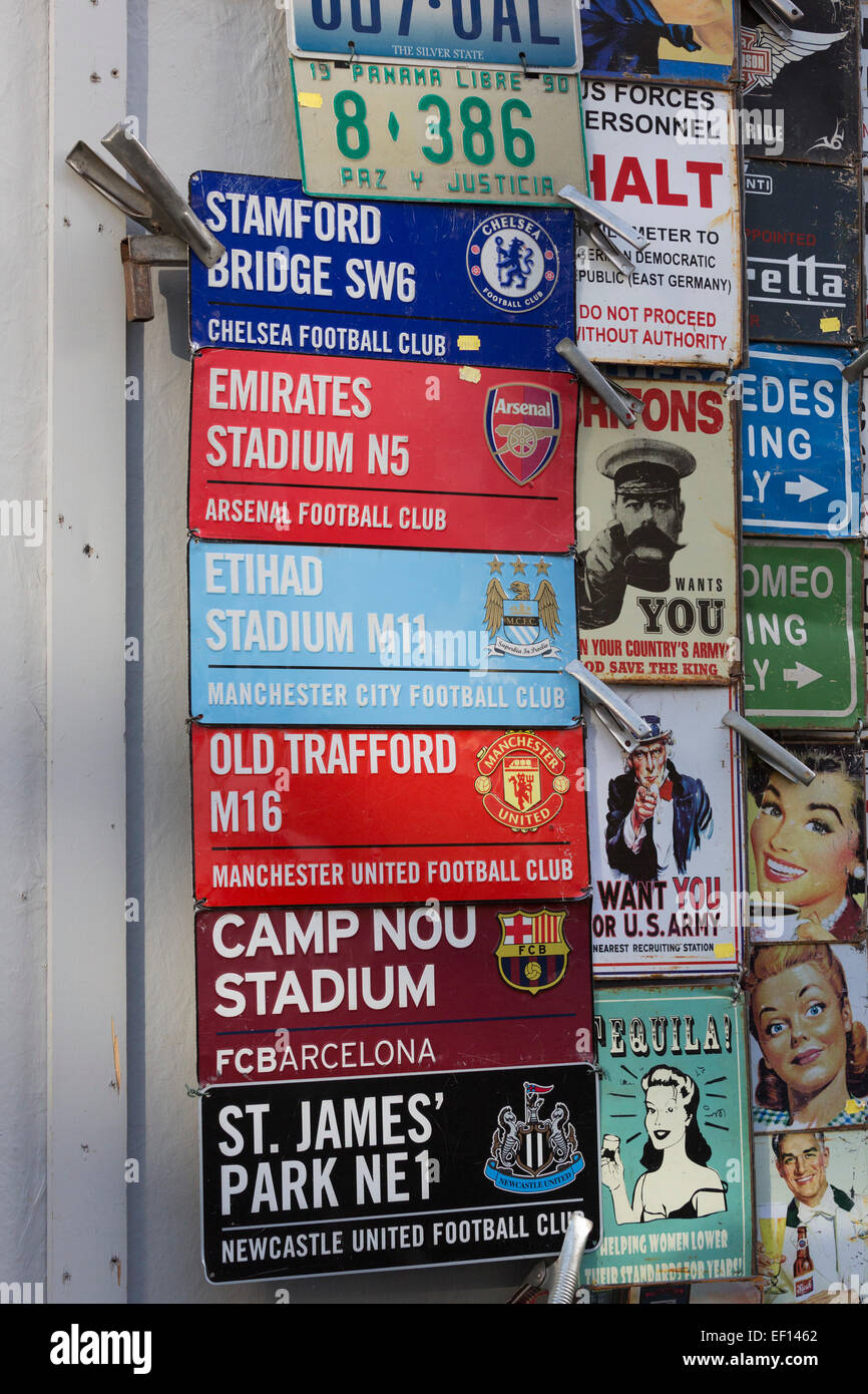 Carteles de chapa de los estadios de fútbol, estadios del Reino Unido y Barcelona, a la venta en el mercado de Portobello y Notting Hill, Londres Foto de stock