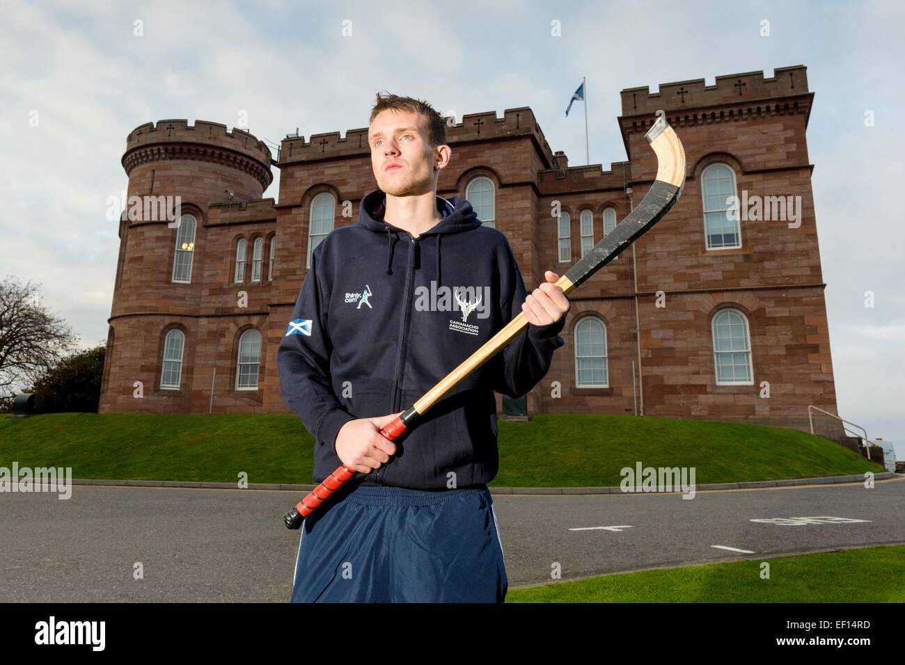 Escocia portero Stuart Macdonald fuera del castillo de Inverness. Photocall delante del Shinty / Hurling Internationals 2014. Foto de stock