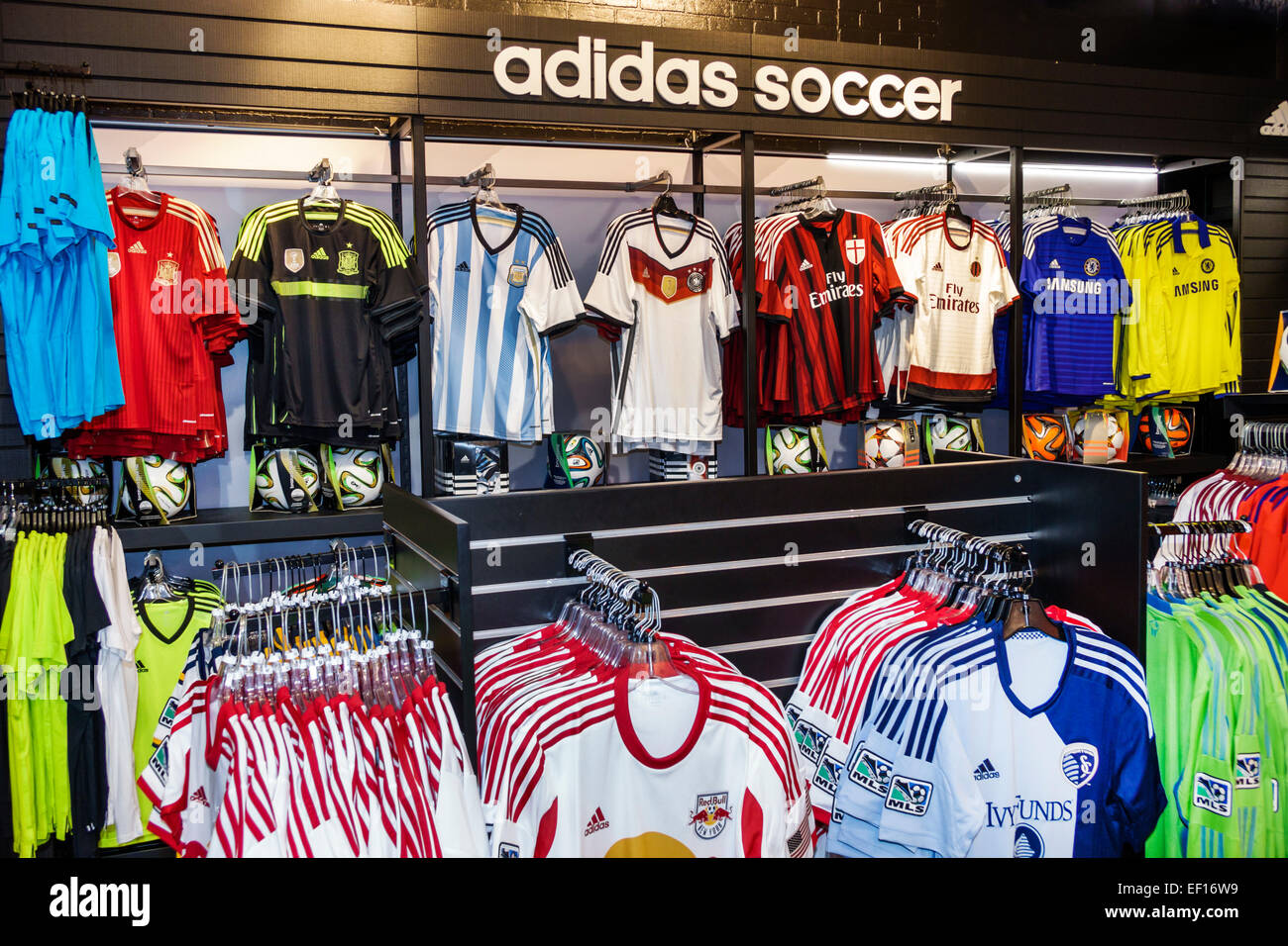 capturar Frágil Hacer la cena Tienda adidas fotografías e imágenes de alta resolución - Alamy