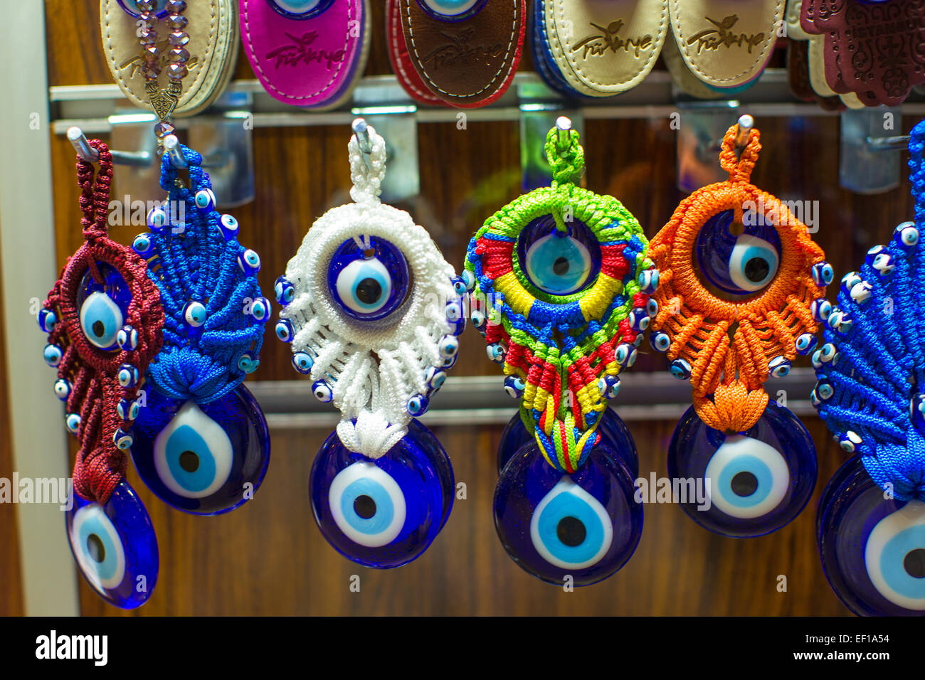 Estambul, Turquía - Turco buena suerte encantos cordón, símbolo de amuleto  de protección contra el mal de ojo. Gran Bazar Kapali Carsi Kapalicarsi  Fotografía de stock - Alamy