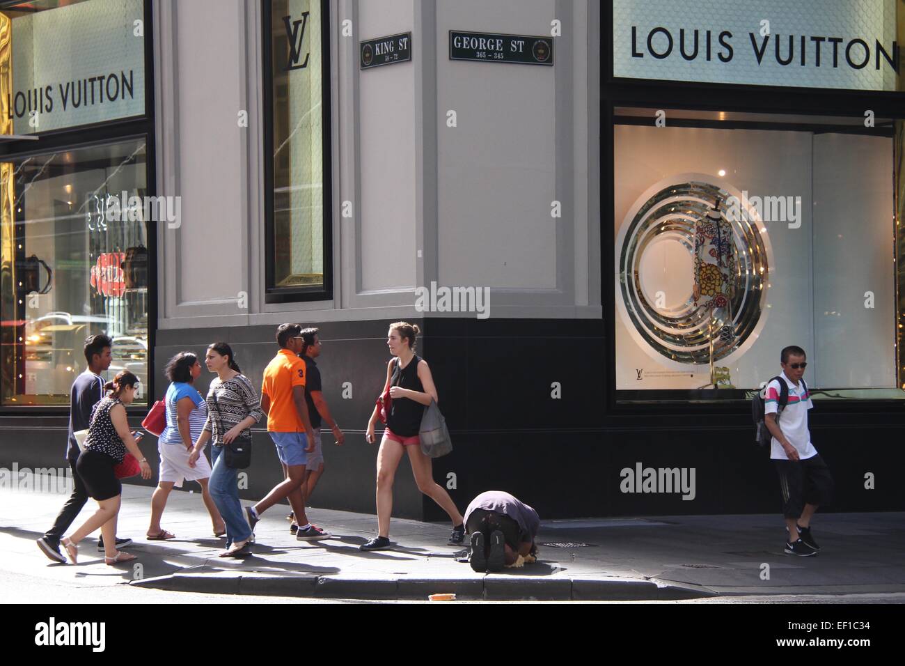 Un hombre suplica fuera de la tienda de Louis Vuitton en George Street,  Sydney Fotografía de stock - Alamy