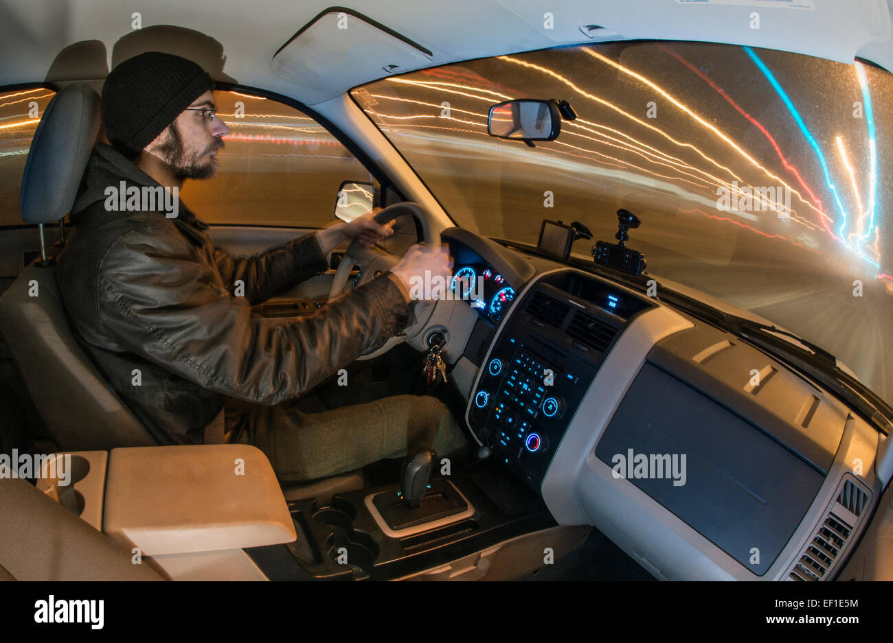 Hombre que conducía el coche por la noche Foto de stock