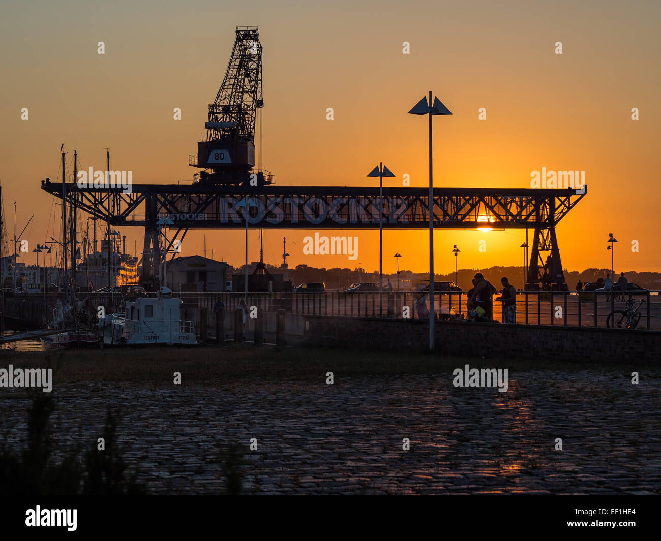 Atardecer en el puerto de la ciudad de Rostock (Alemania). Foto de stock