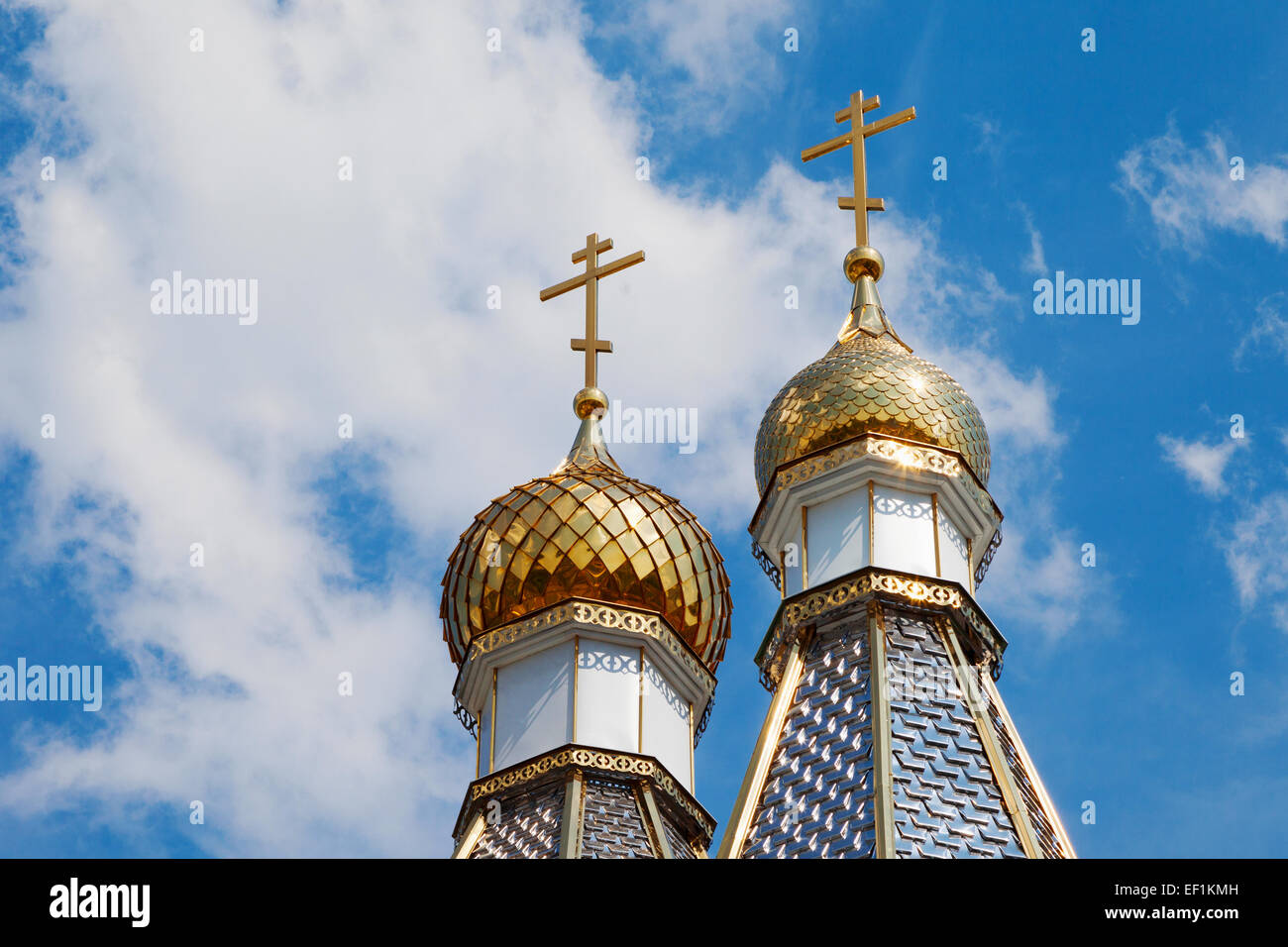 Cúpula Dorada de la iglesia sobre fondo de cielo azul Foto de stock