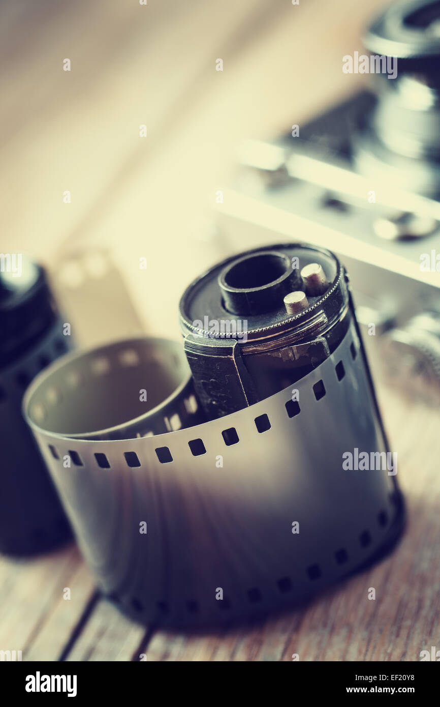 Foto antigua rollos de película, cassette y retro cámara en segundo plano. Vintage estilizados. Foto de stock