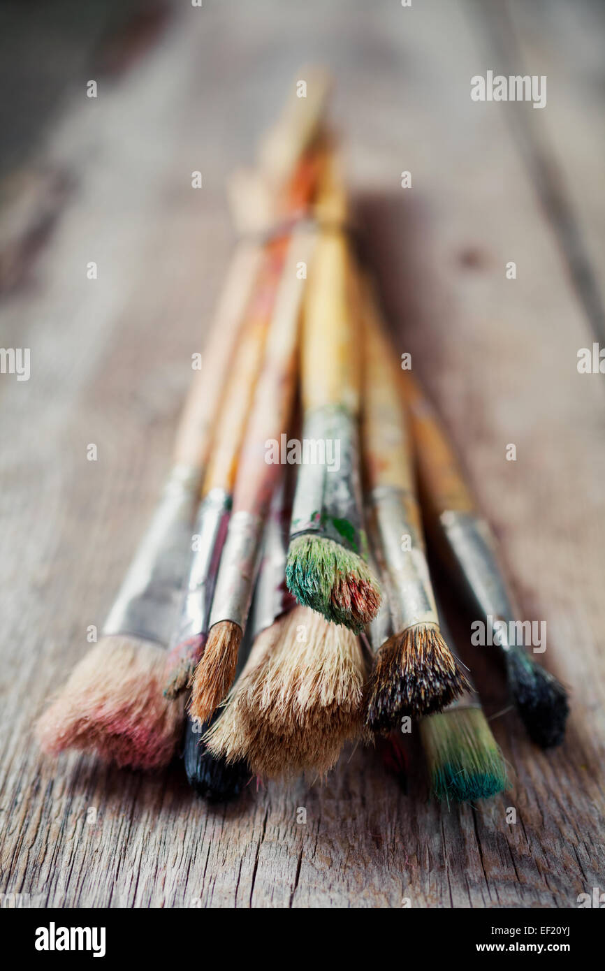 Viejo pintor pinceles closeup sobre mesa de madera rústica Foto de stock