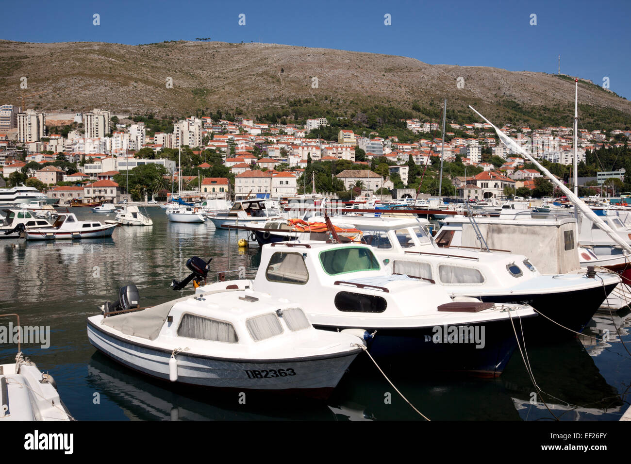 Muchos barcos amarrados en el puerto, de Lapad de Dubrovnik, Croacia Foto de stock