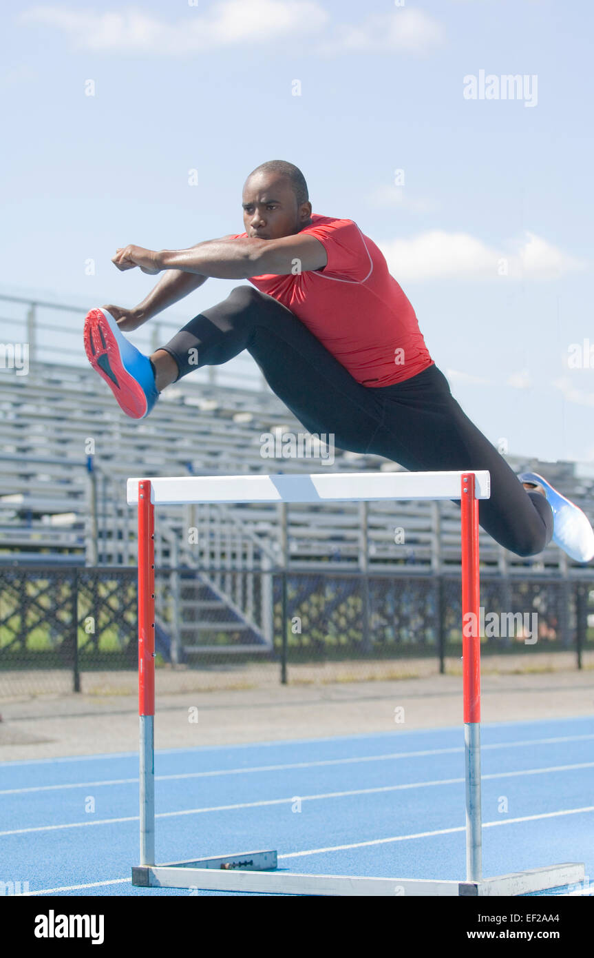 Hombre saltar vallas Fotografía de stock Alamy
