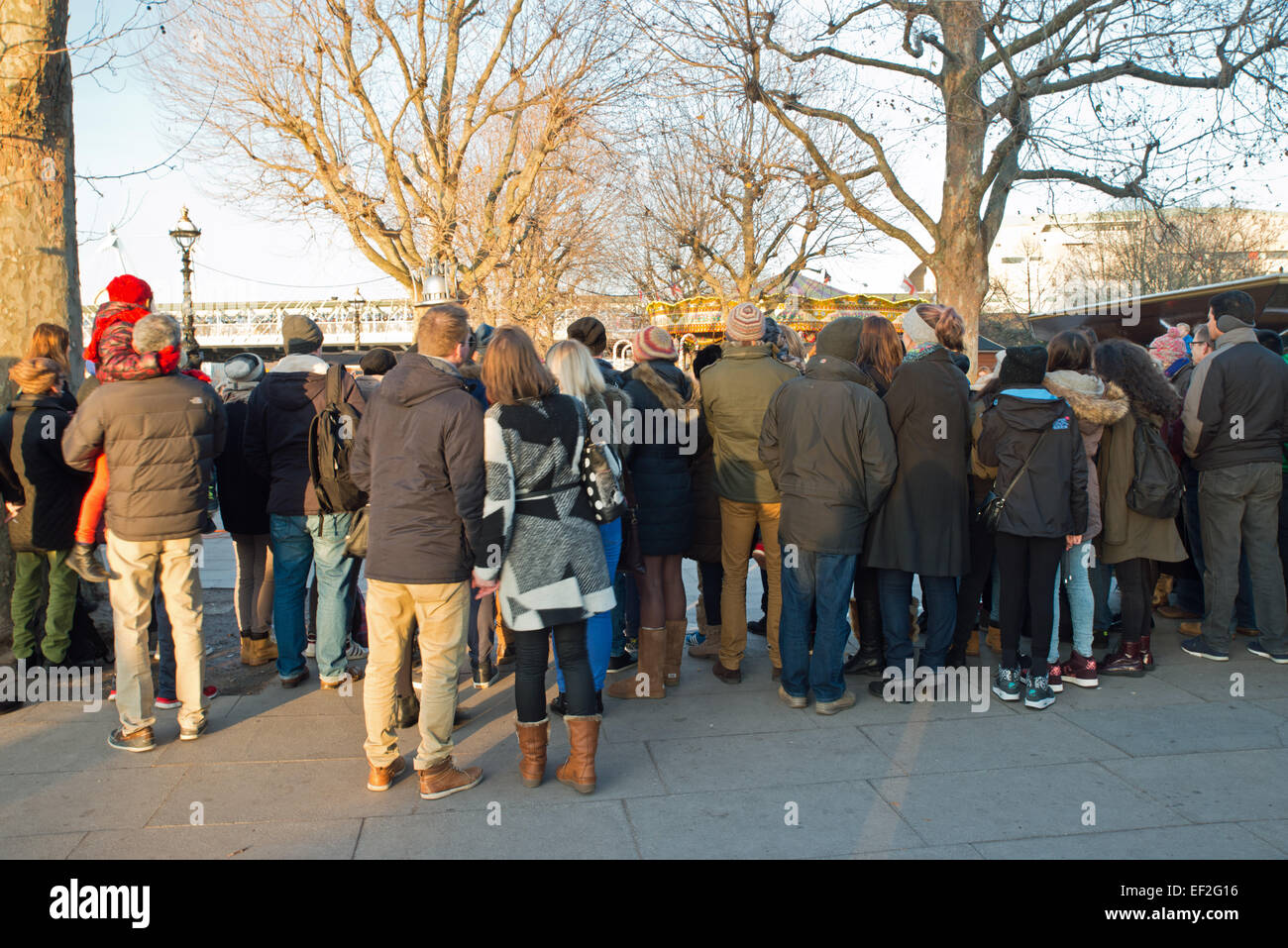 Vista trasera de personas viendo artistas en el terraplén, Londres, Gran Bretaña. Foto de stock