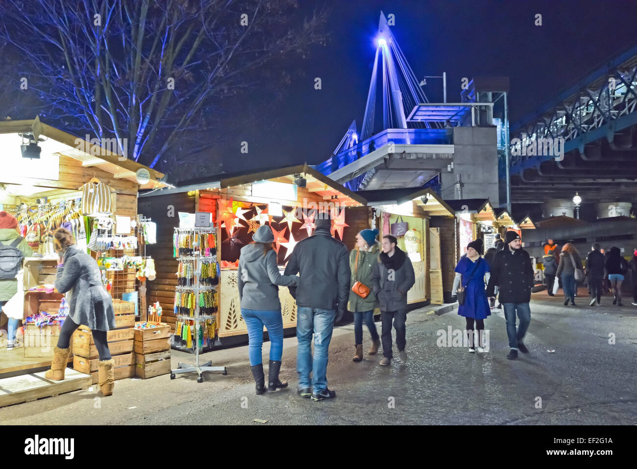 Turistas y compradores en el tiempo de Navidad en el terraplén, Londres, Gran Bretaña. Foto de stock