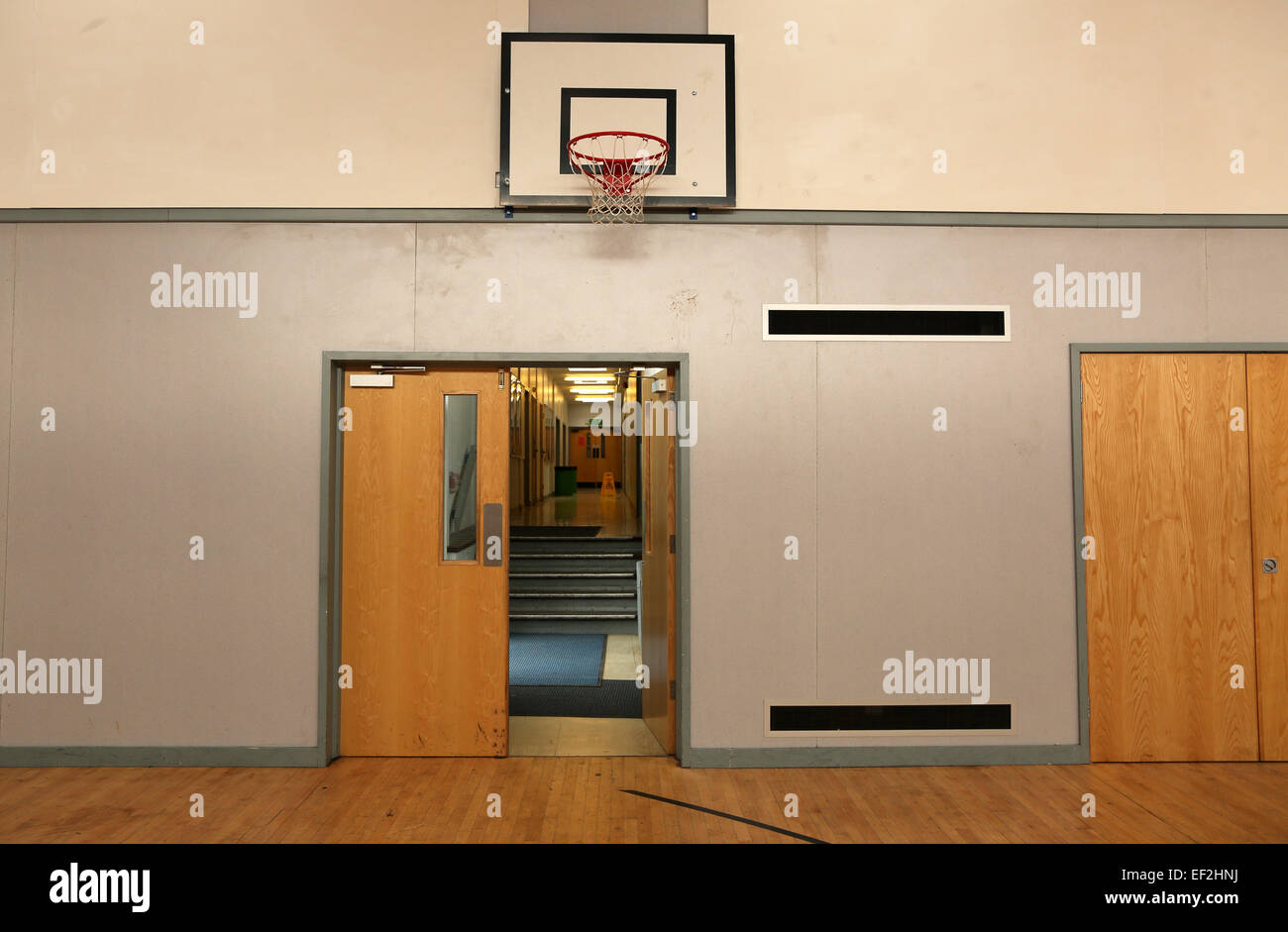 Modernizado gimnasio escolar con una puerta abierta que mira a lo largo y  vacío corredor, 25 de enero de 2015 Fotografía de stock - Alamy