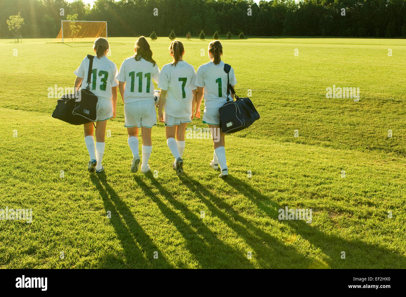 Las niñas en un campo de fútbol Foto de stock