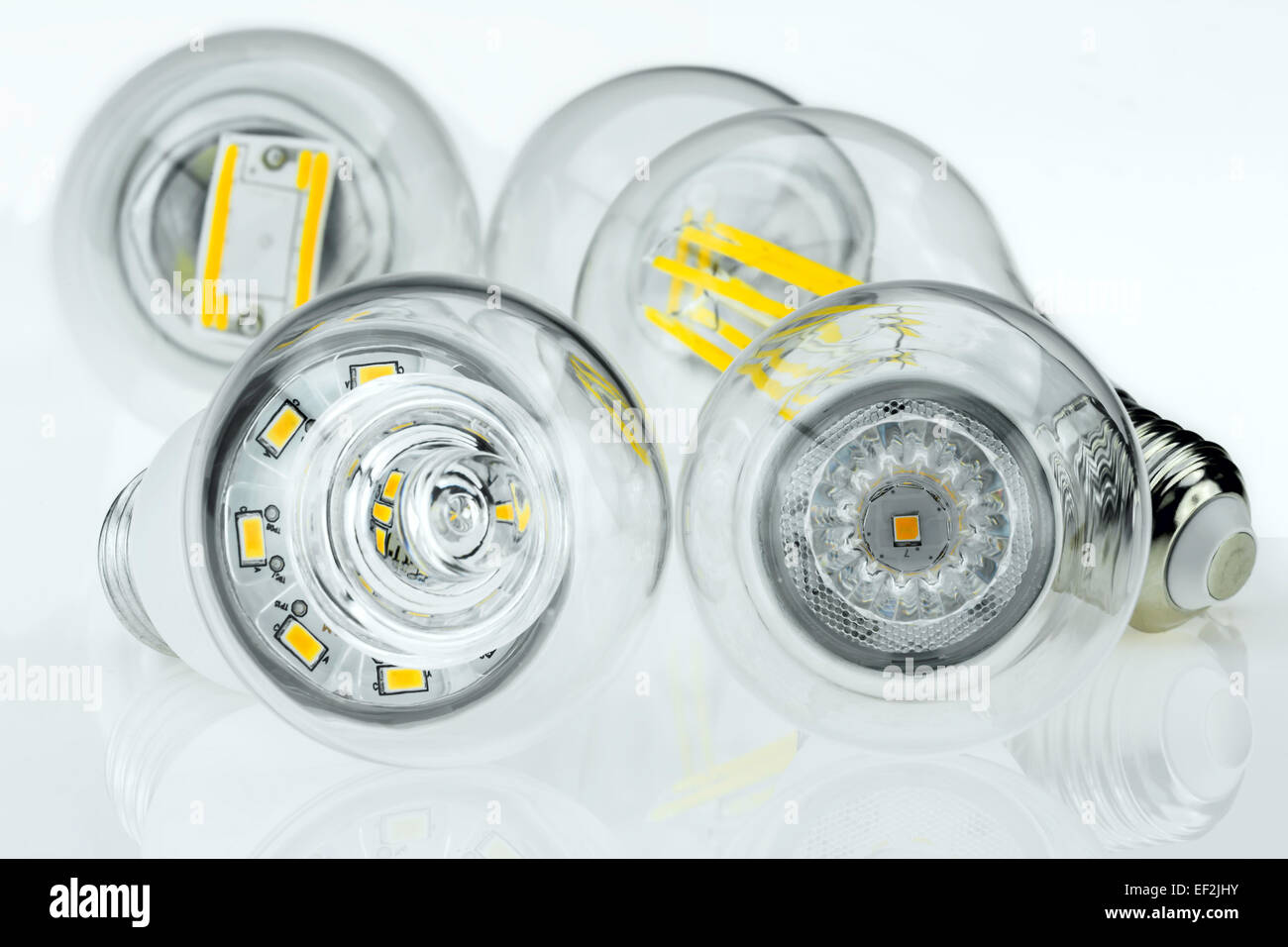 Eco lámparas E27 con diferentes chips LED y dispersión de la luz Foto de stock