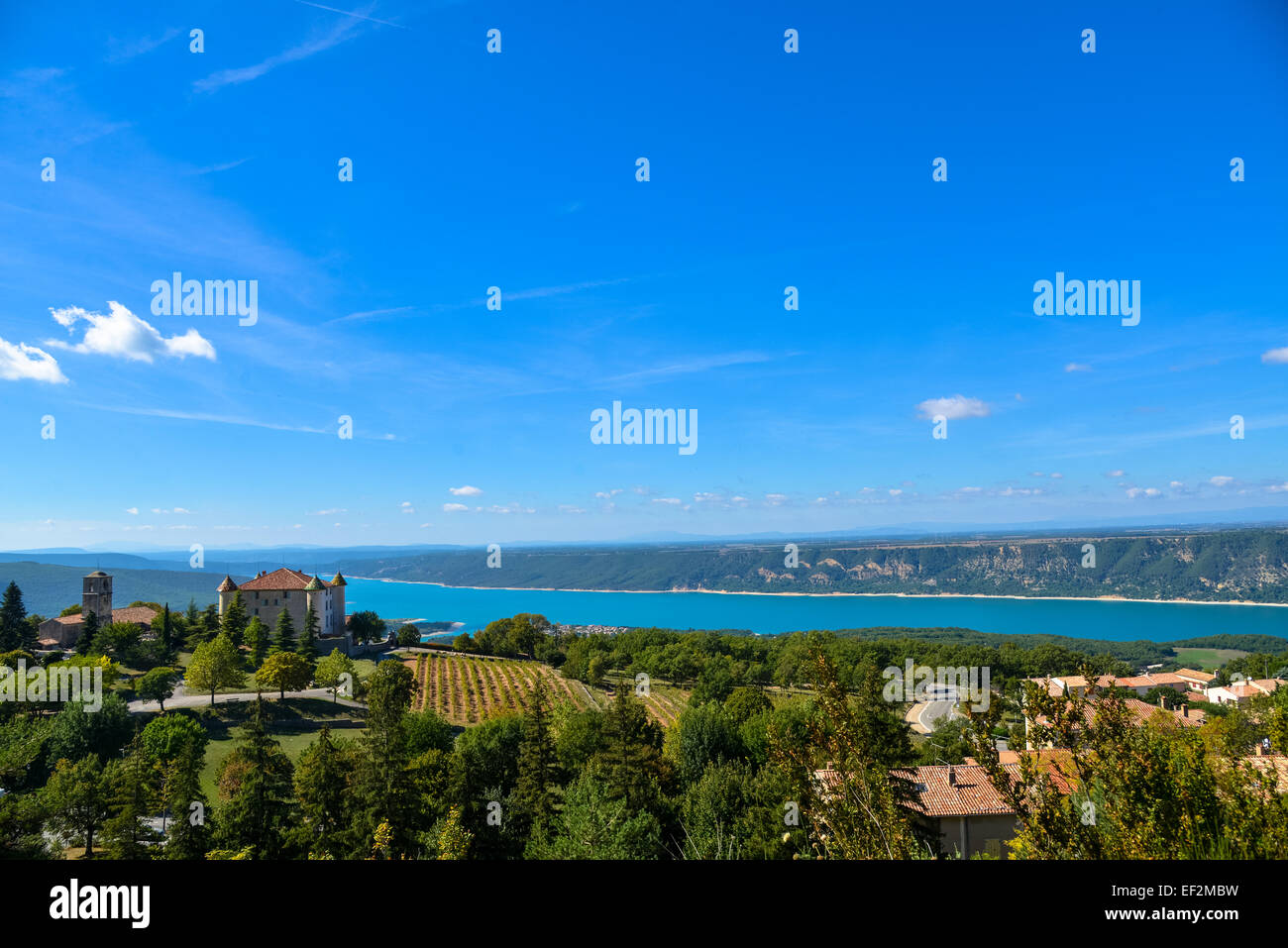 Ver en el lago St Croix con castillo en aiguines en Provence, Francia Foto de stock