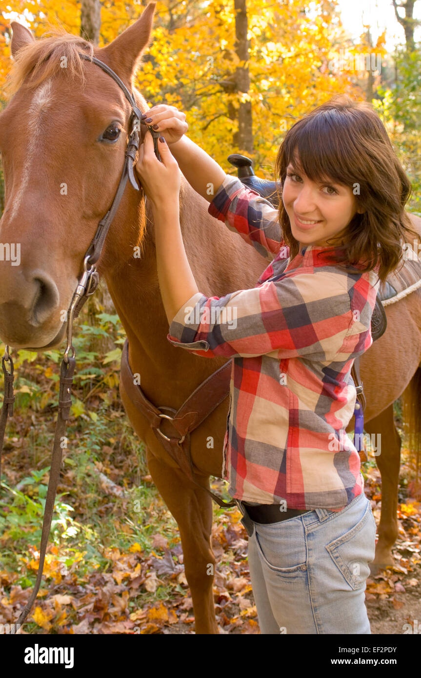 Mujer realizando las riendas sobre un caballo Foto de stock