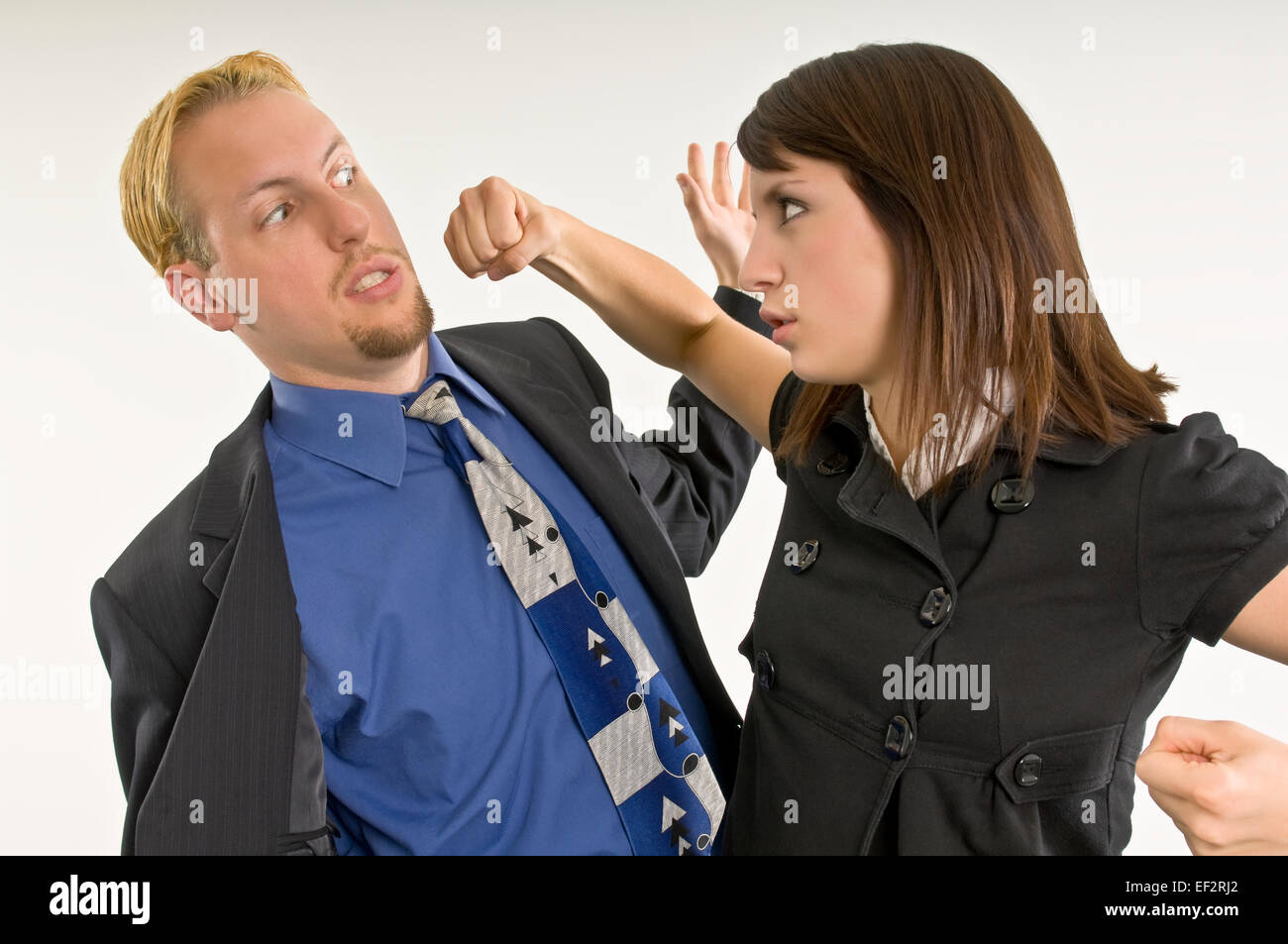 Mujer de perforar un hombre en la cara Foto de stock