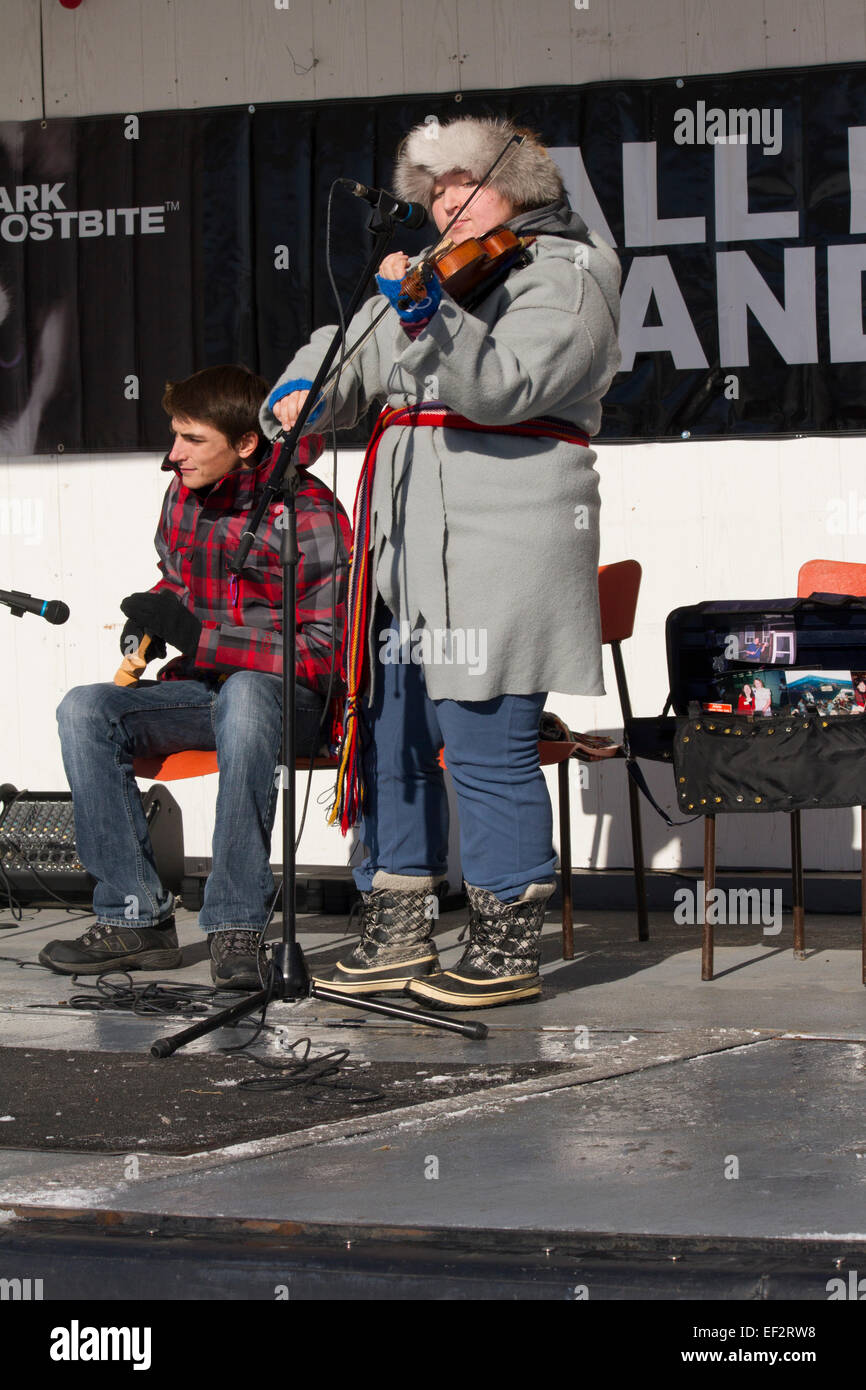 Alicia Blore, métis fiddler y hermano Liam en cucharas en Festival de Invierno en Ontario Cannington Foto de stock