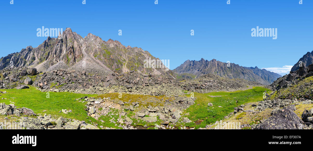 Panorama de montaña. TUNKA Ridge. Sayan oriental. La República de Buriatia Foto de stock