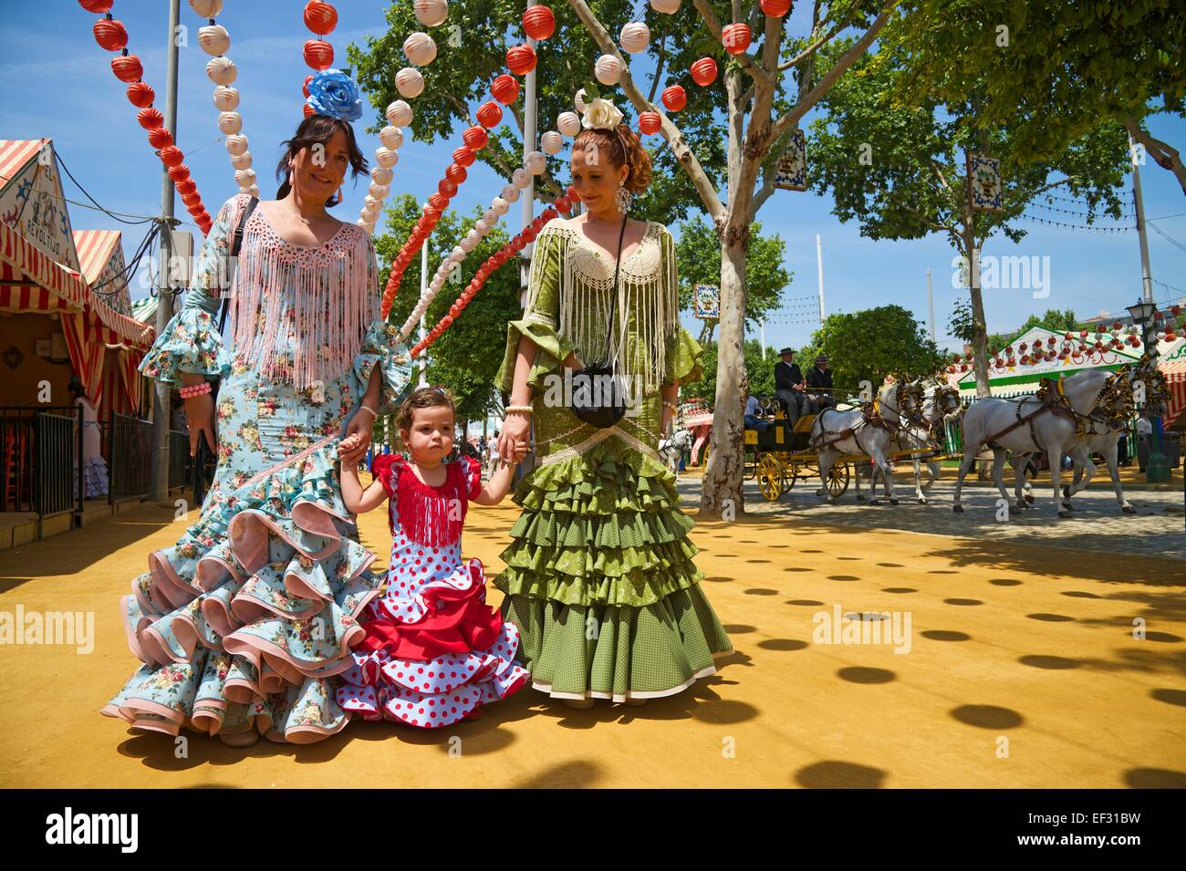 Bailarines de flamenco y la niña en la Feria de Abril, Sevilla, Andalucía, España Foto de stock