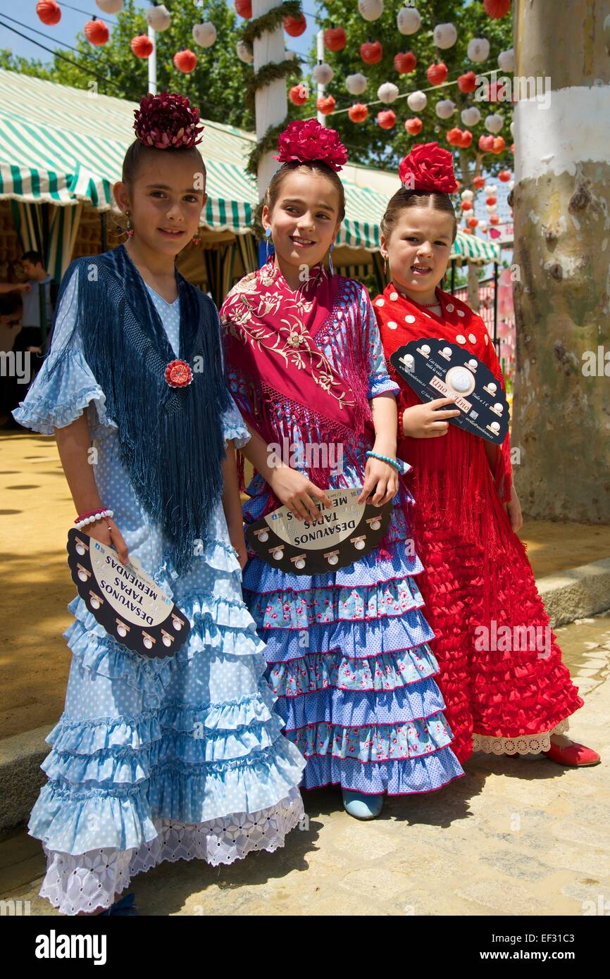 Las niñas, bailarines de flamenco en la Feria de Abril, Sevilla, Andalucía, España Foto de stock