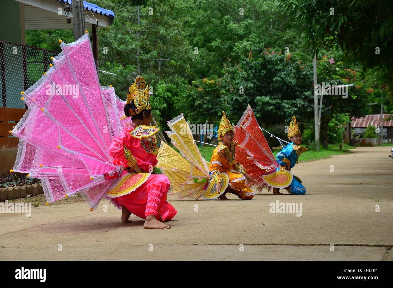 Los niños de Shan ellos muestran kinnari danza son la cultura y la