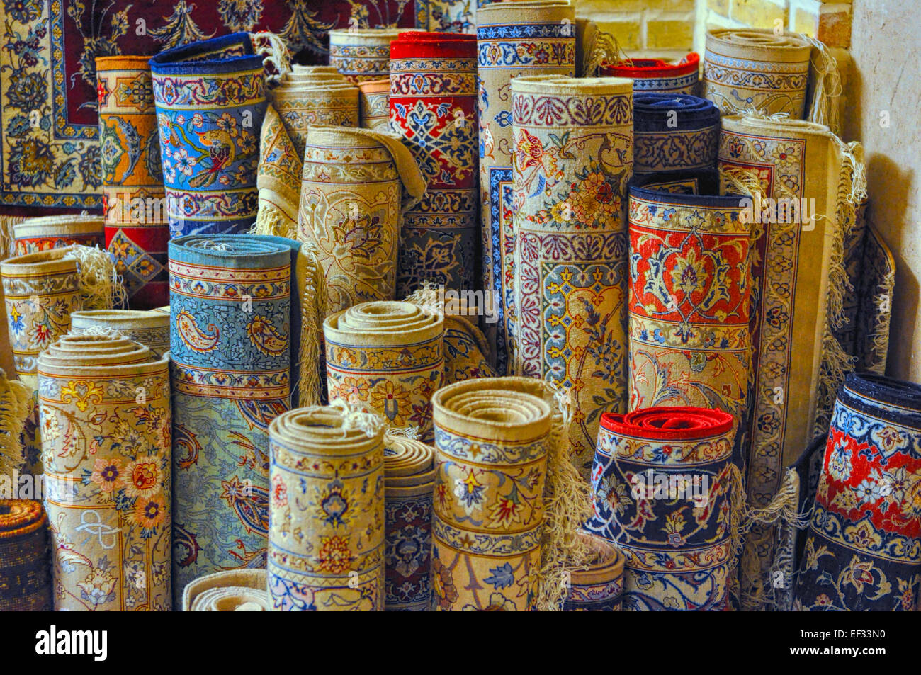 Rollos de alfombras persas en Irán Foto de stock