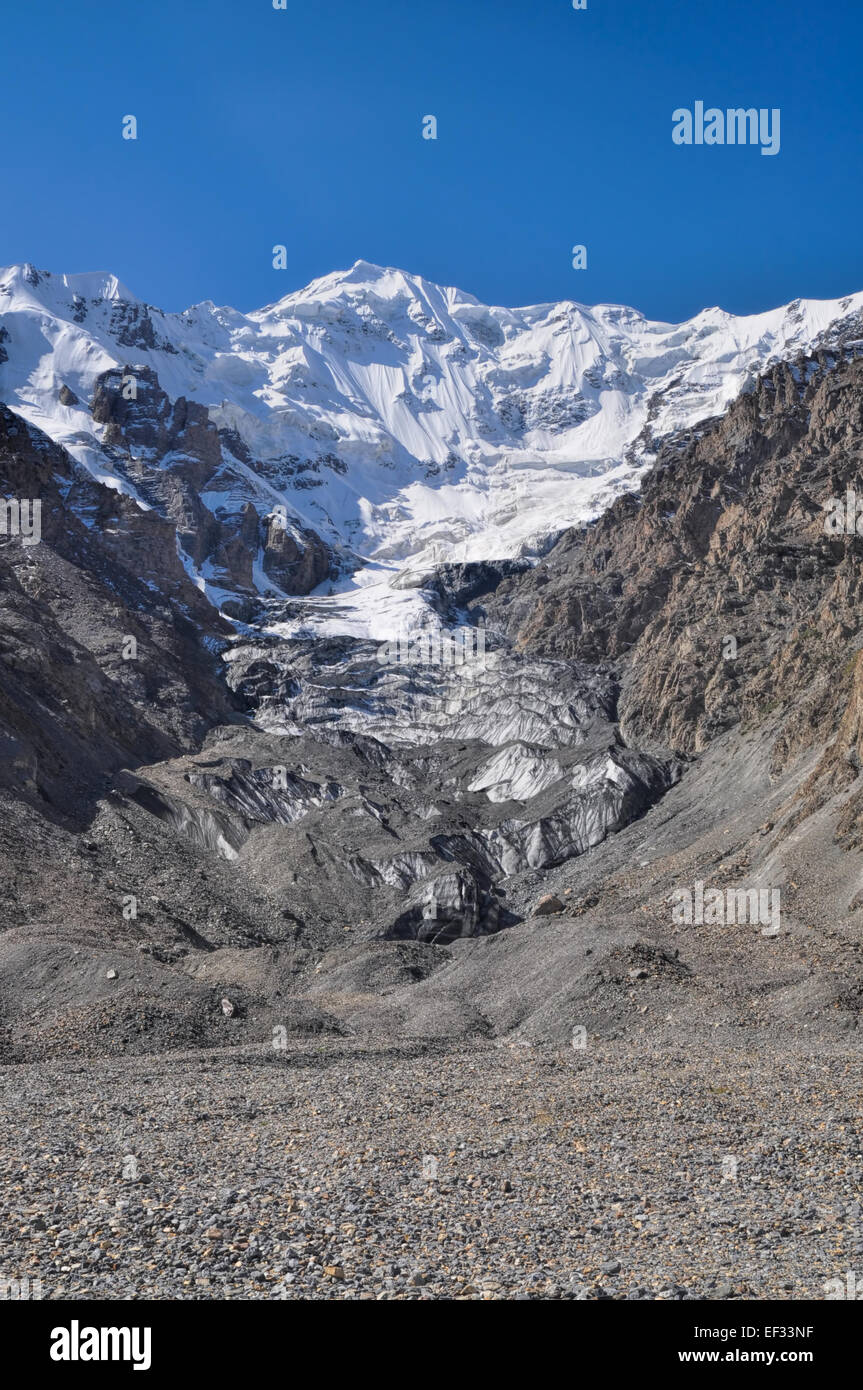 Scenic Engilchek glaciar con pintoresca cordillera Tian Shan en Kirguistán Foto de stock