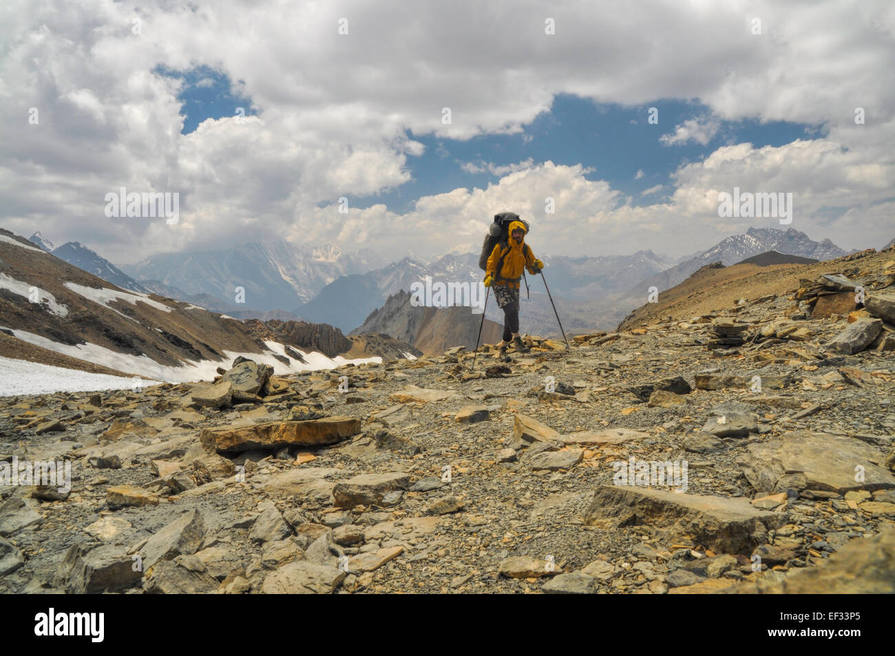 Joven montañero senderismo en las montañas del Himalaya en Nepal Foto de stock