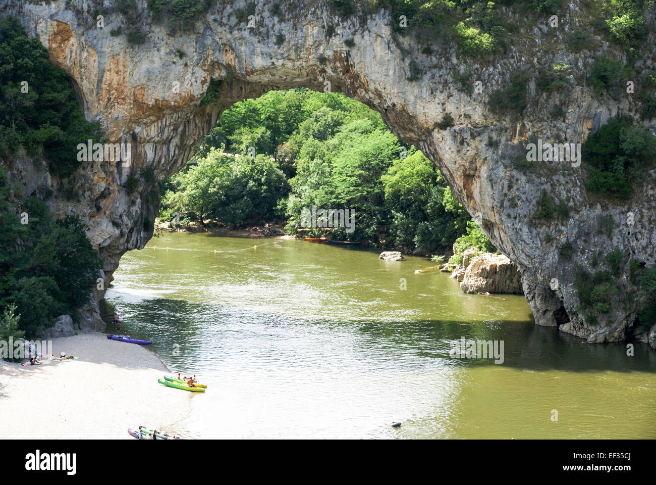 Pont d'arc puente natural sobre el río Ardèche Gorge, Provenza, Francia Foto de stock